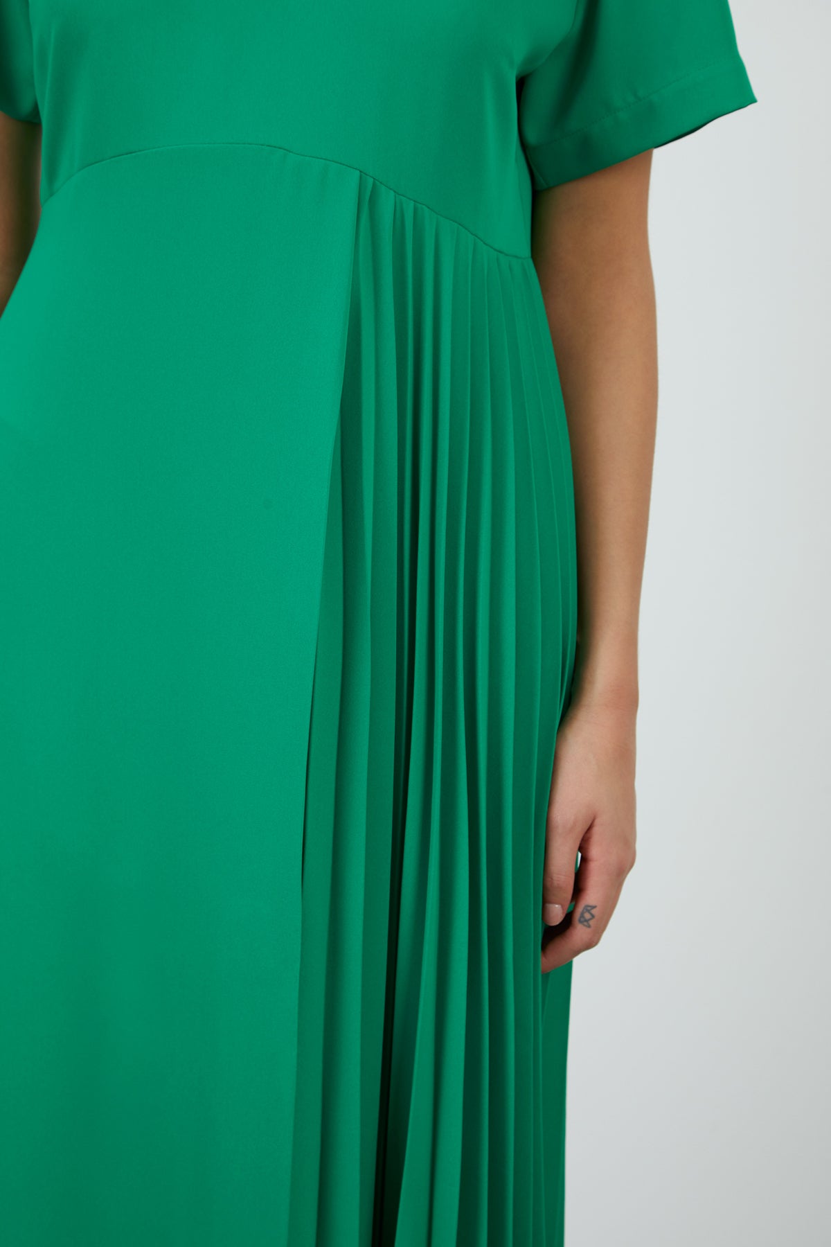 Yandan Piliseli Arkadan Bağlama Detaylı Yırtmaçlı Maxi Elbise