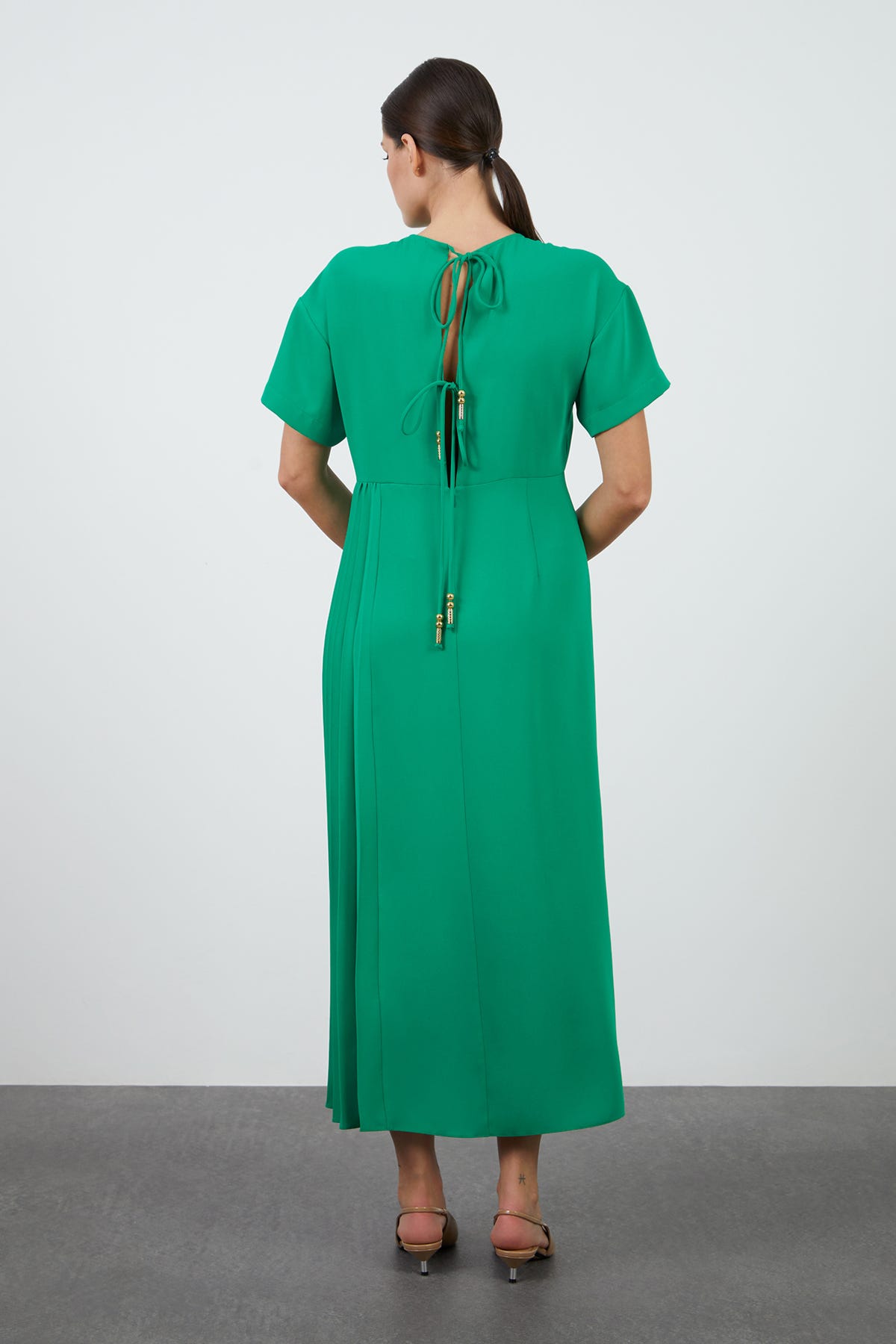 Yandan Piliseli Arkadan Bağlama Detaylı Yırtmaçlı Maxi Elbise