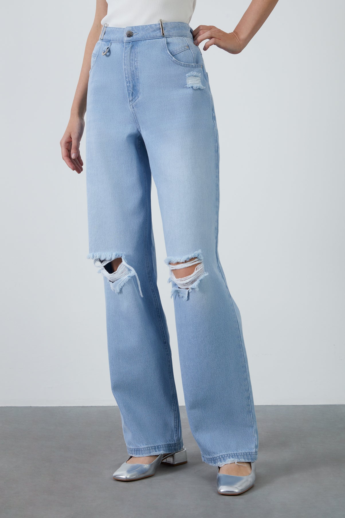 Dizleri Yırtık Efektli Bol Paça Jean Pantolon