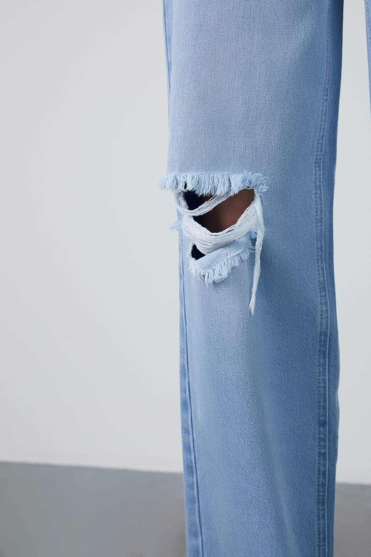 Dizleri Yırtık Efektli Bol Paça Jean Pantolon