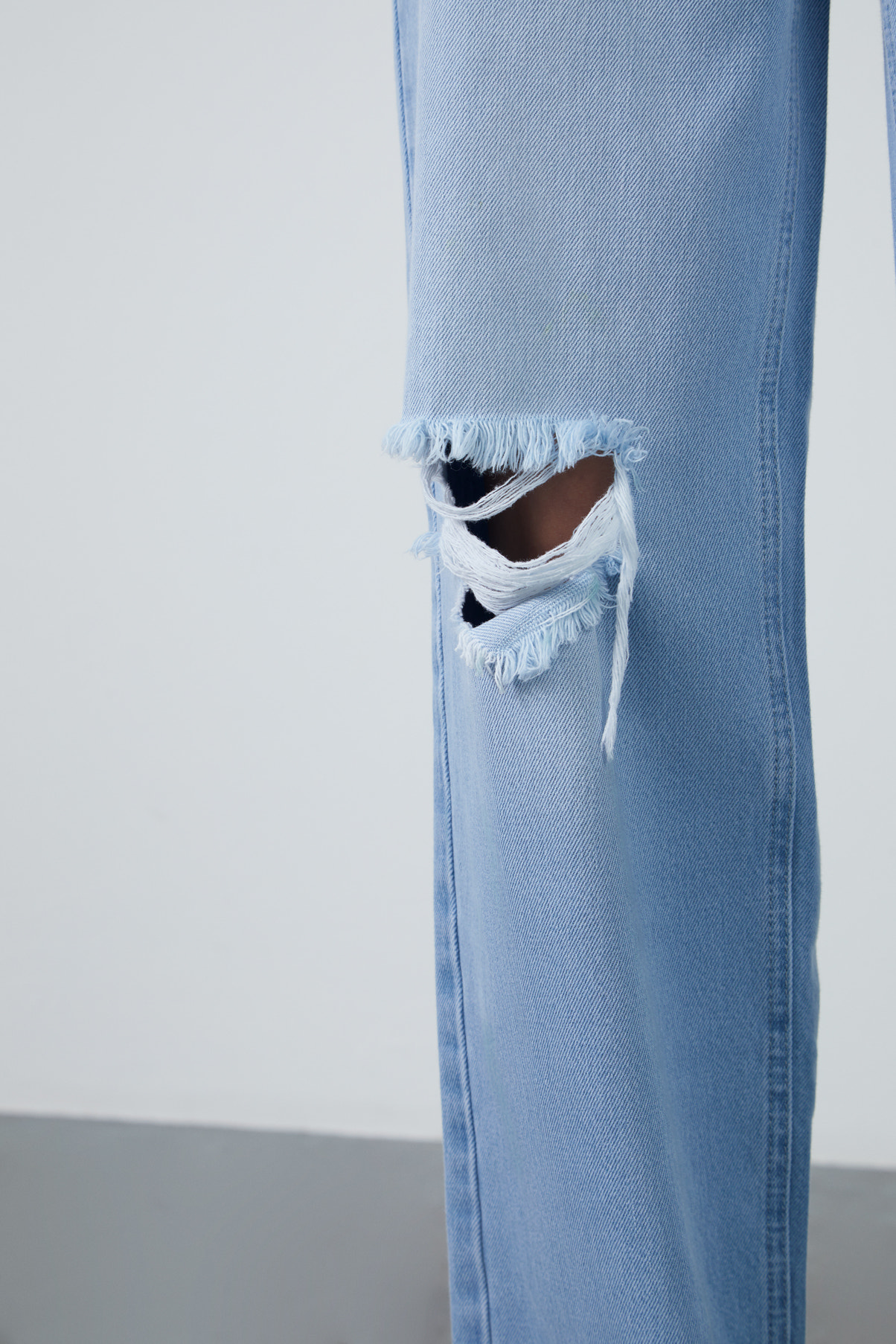 Dizleri Yırtık Efektli Bol Paça Jean Pantolon