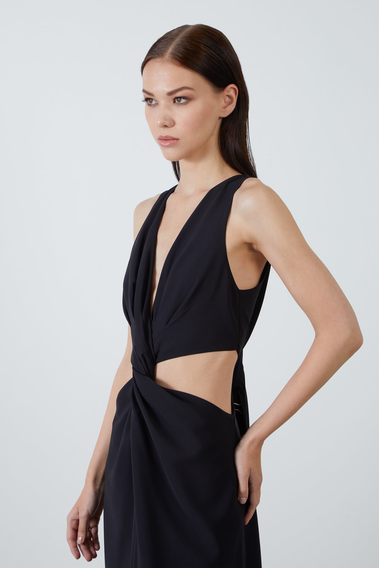 Önü Düğüm Detaylı Göğüs Dekolteli Uzun  Elbise