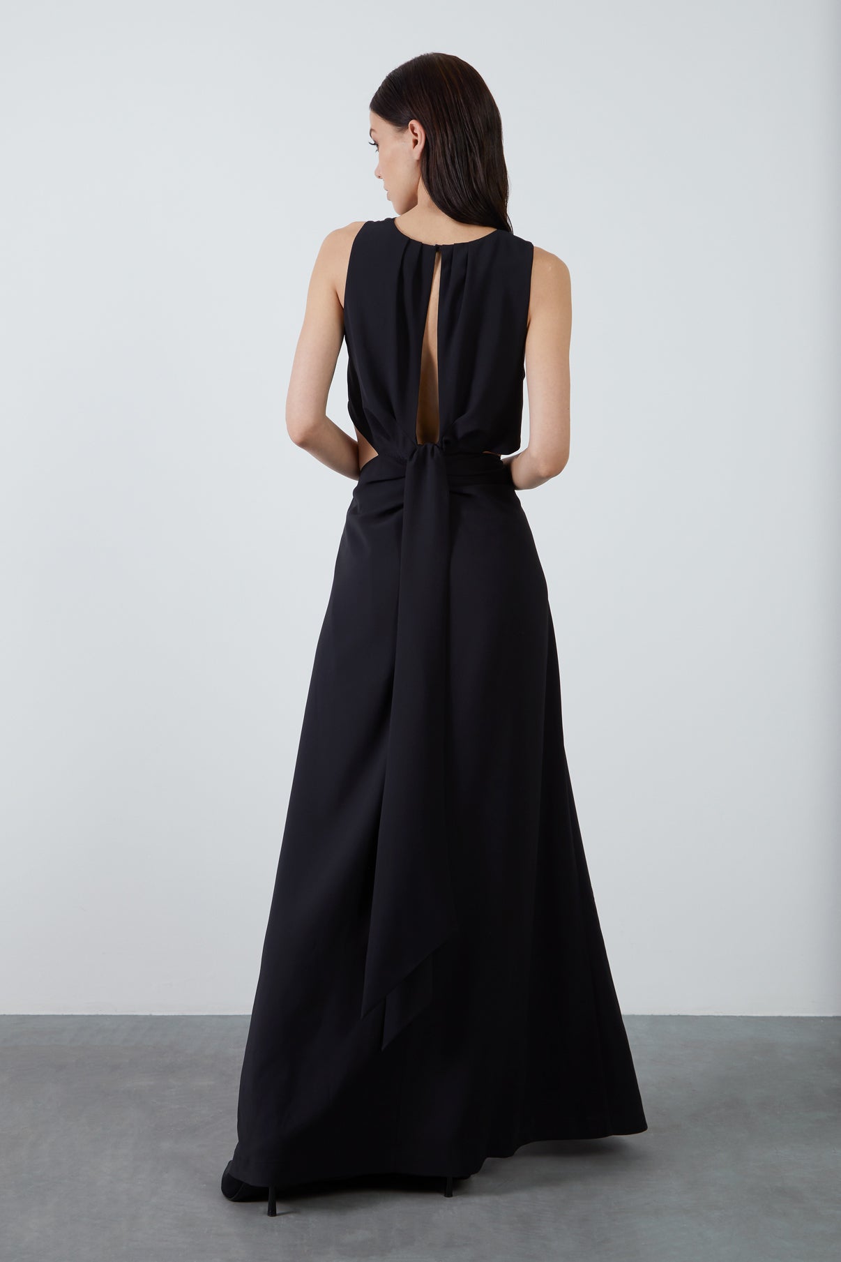 Önü Düğüm Detaylı Göğüs Dekolteli Uzun  Elbise