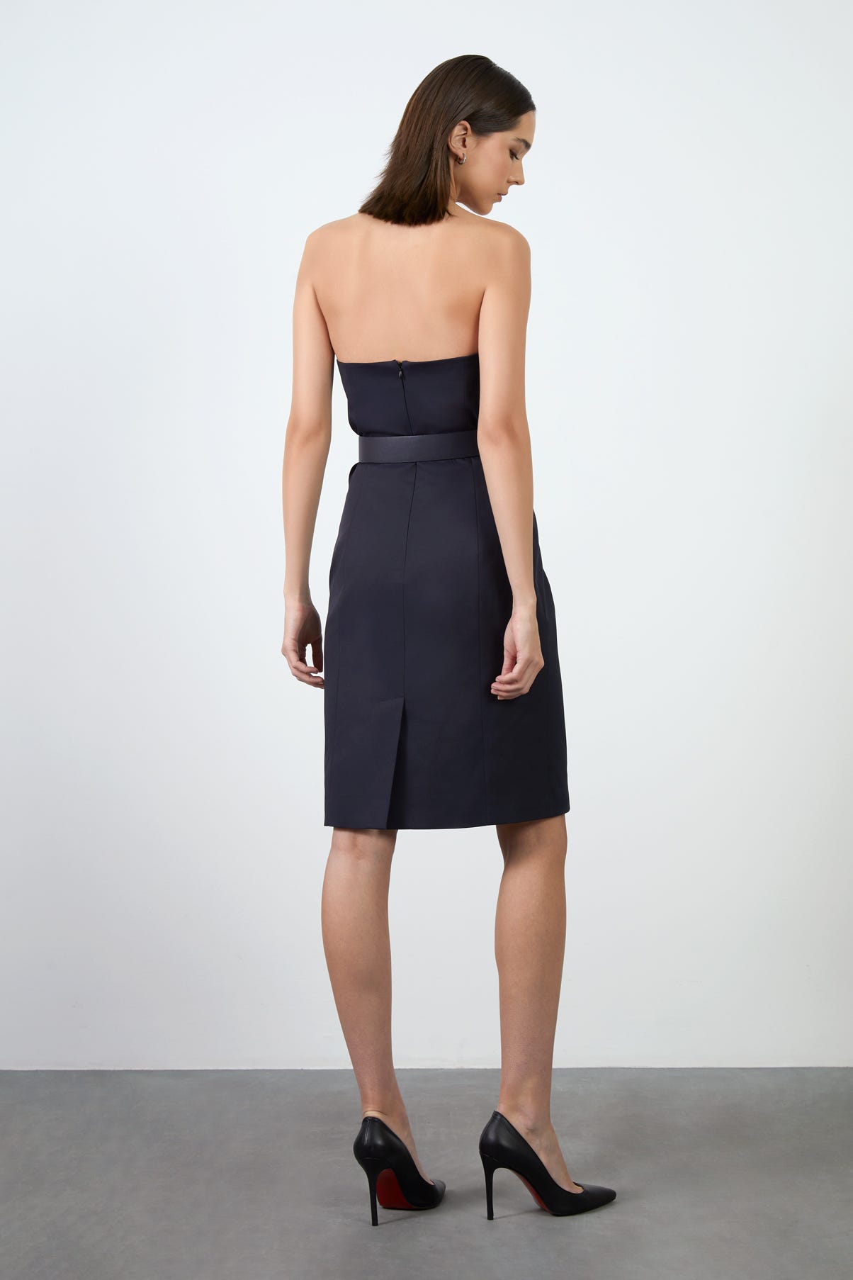 Arkası Yırtmaçlı Beli Deri Kemerli Straplez Kısa Elbise