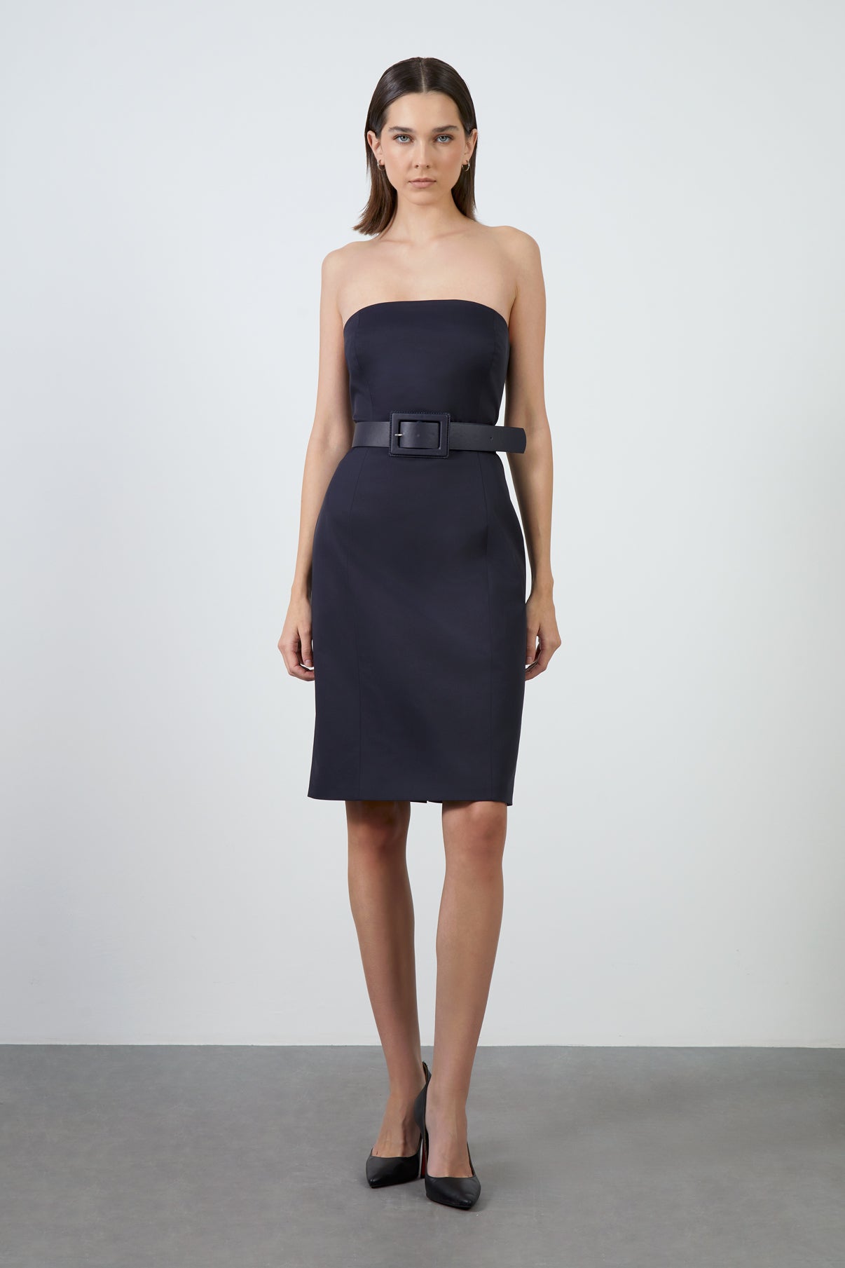 Arkası Yırtmaçlı Beli Deri Kemerli Straplez Kısa Elbise