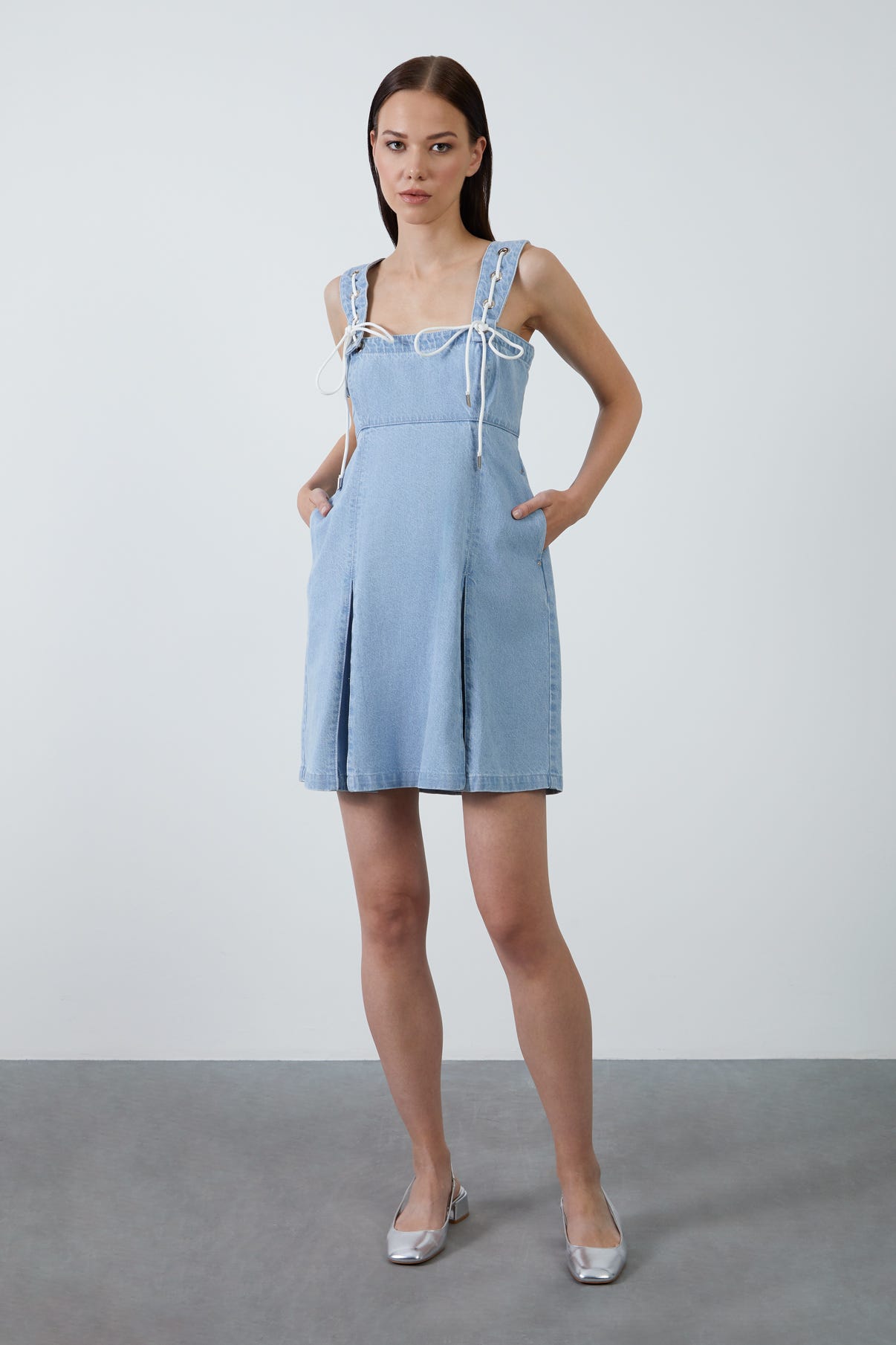 Askılı Kordon Detaylı Mini Denim Elbise