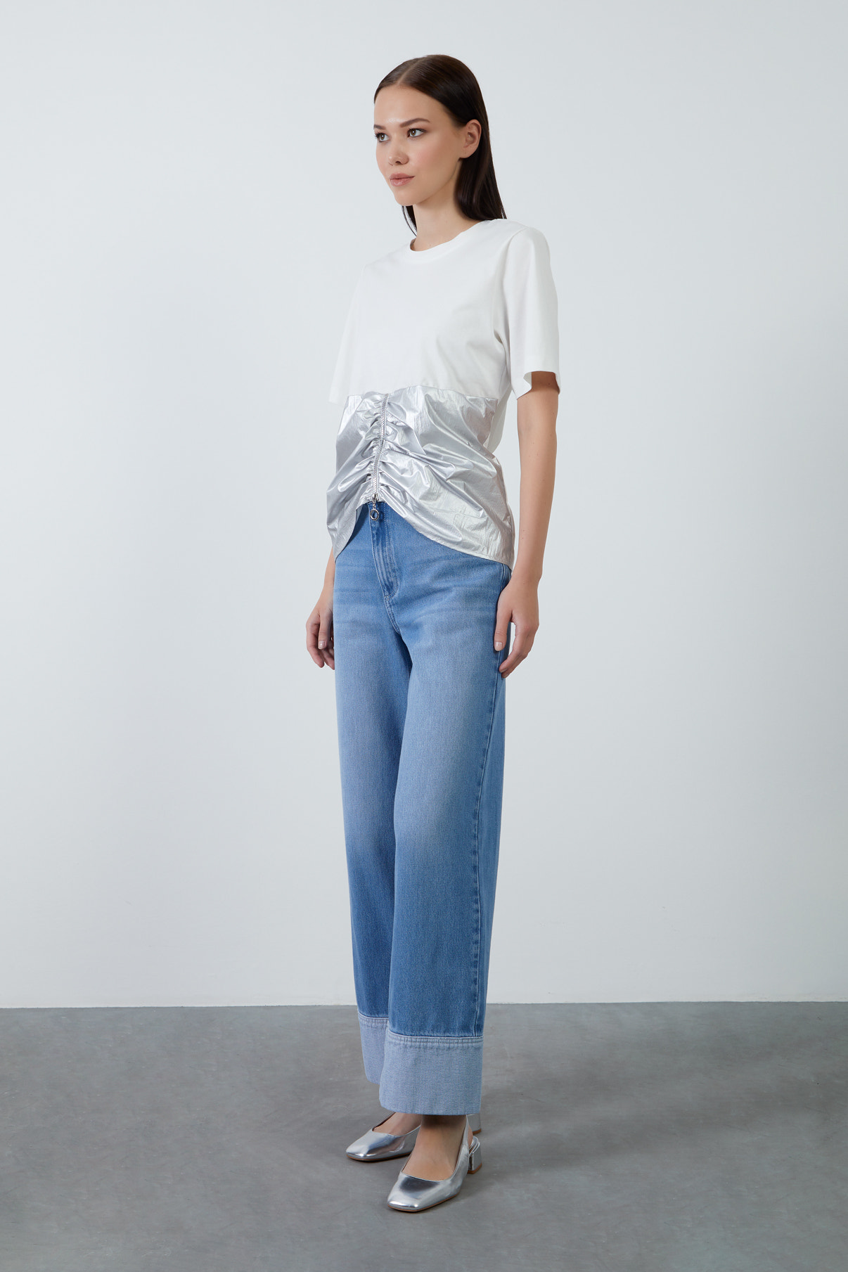 Önü Yarım Fermuarlı Büzgülü Kısa Kollu T-Shirt