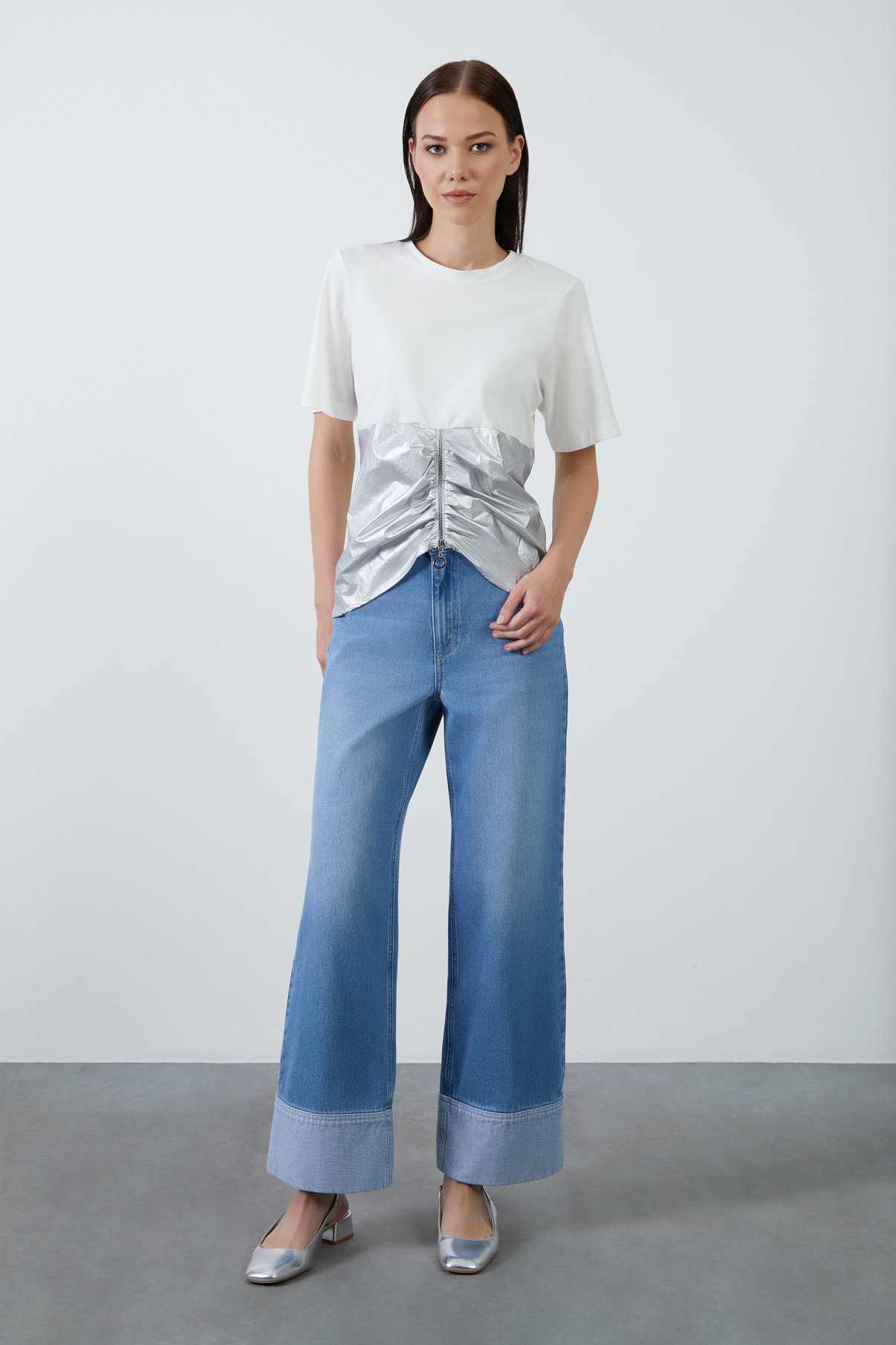 Önü Yarım Fermuarlı Büzgülü Kısa Kollu T-Shirt