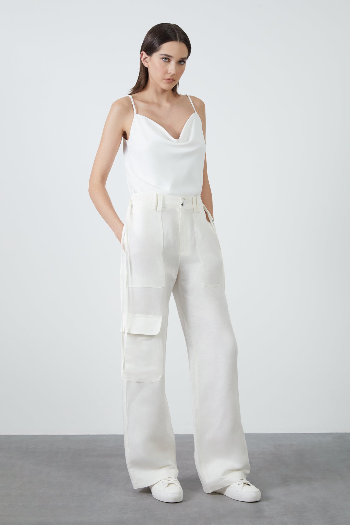 Bağcık Detaylı Büzülebilir Bol Paça Keten Pantolon