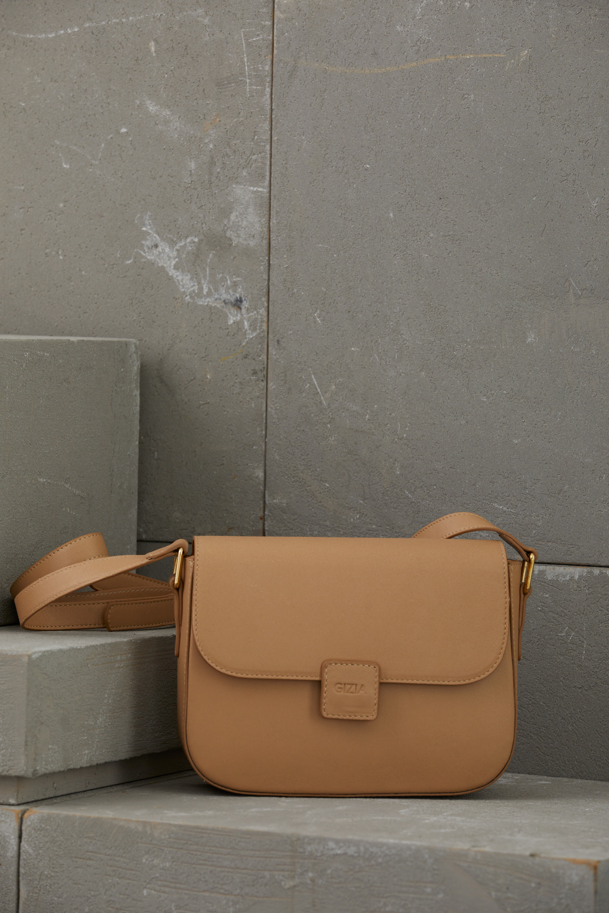 Ayarlanabilir Uzun Saplı Çıtçıt Kapamalı Haki Deri Çanta