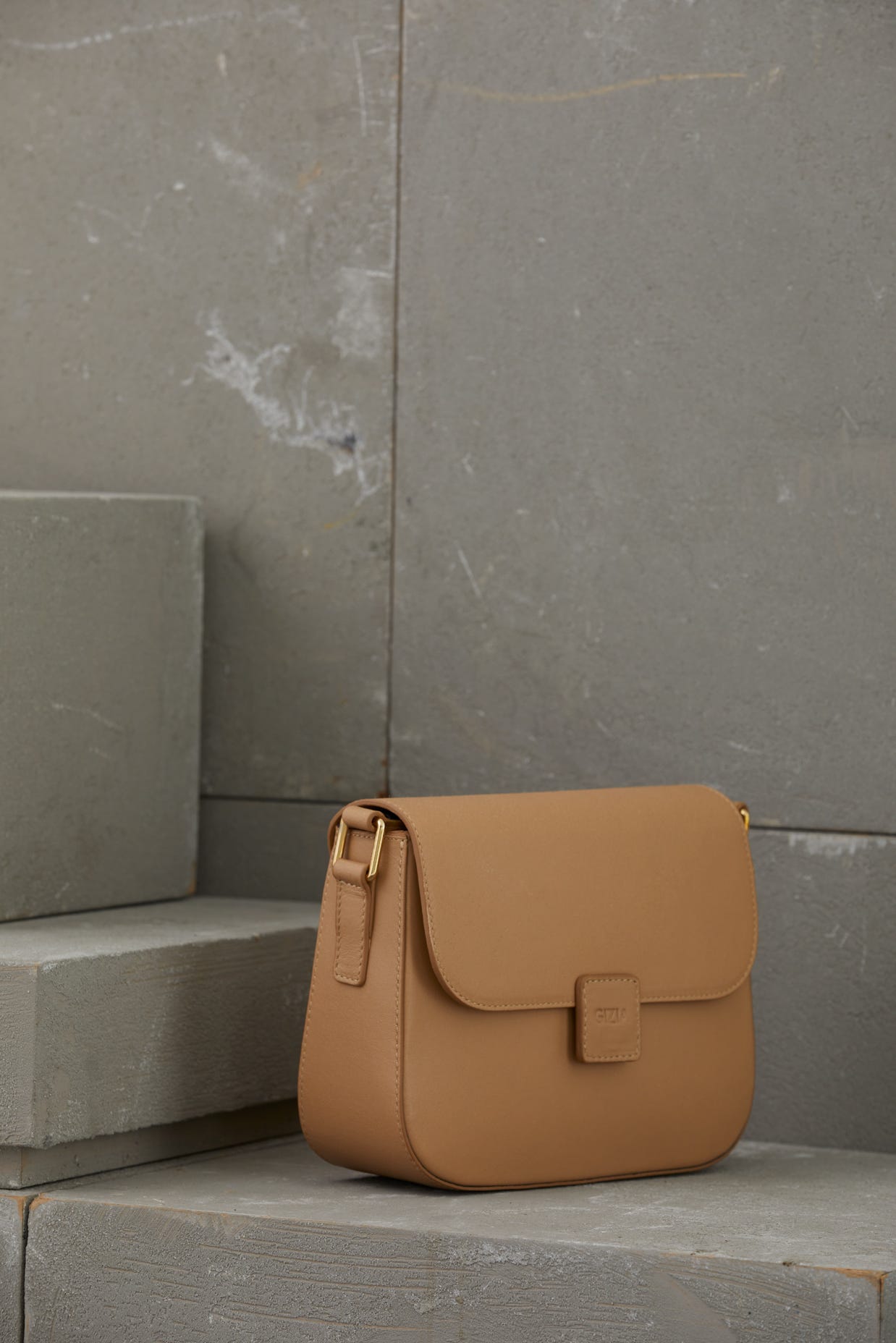 Ayarlanabilir Uzun Saplı Çıtçıt Kapamalı Haki Deri Çanta