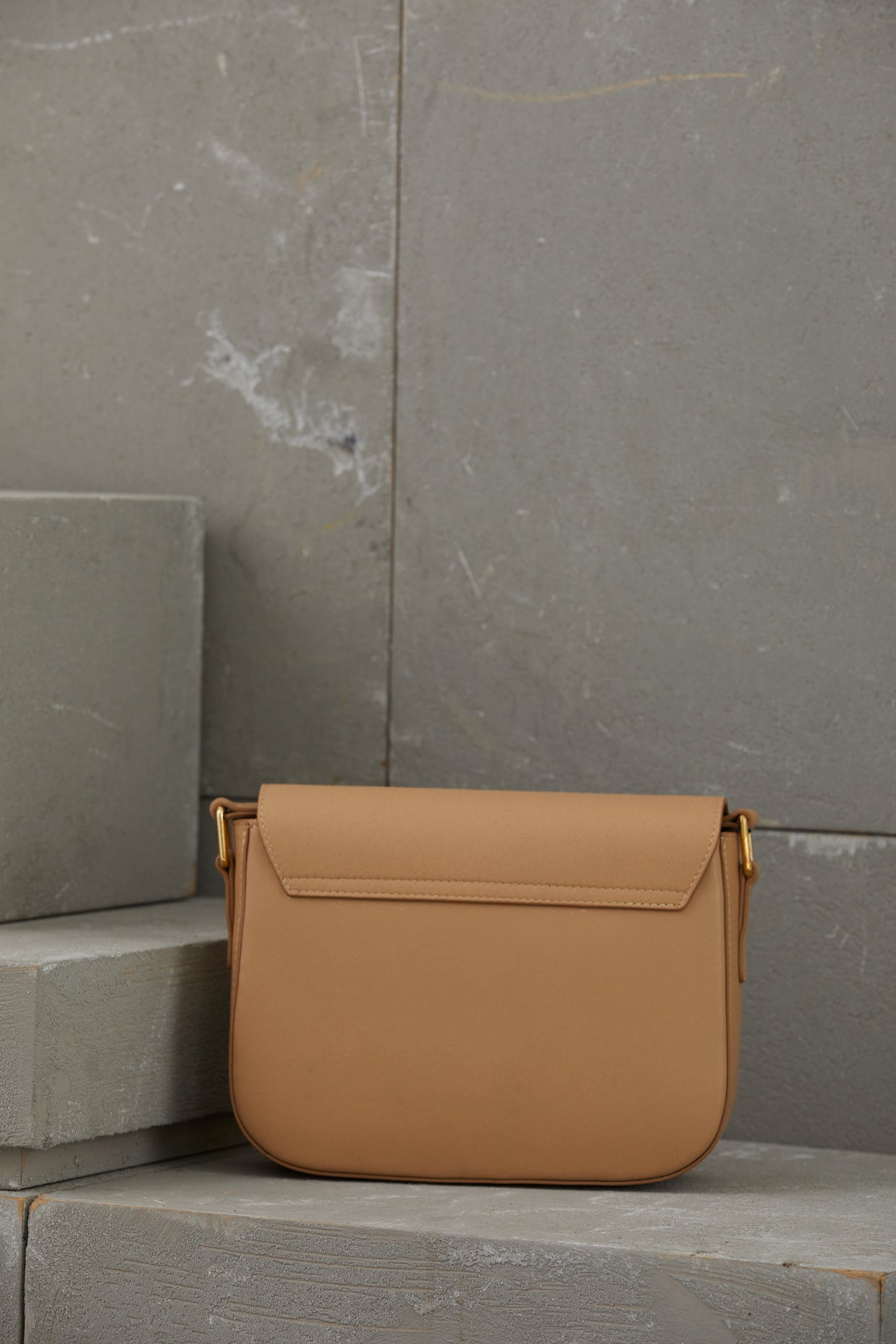 Ayarlanabilir Uzun Saplı Çıtçıt Kapamalı Haki Deri Çanta