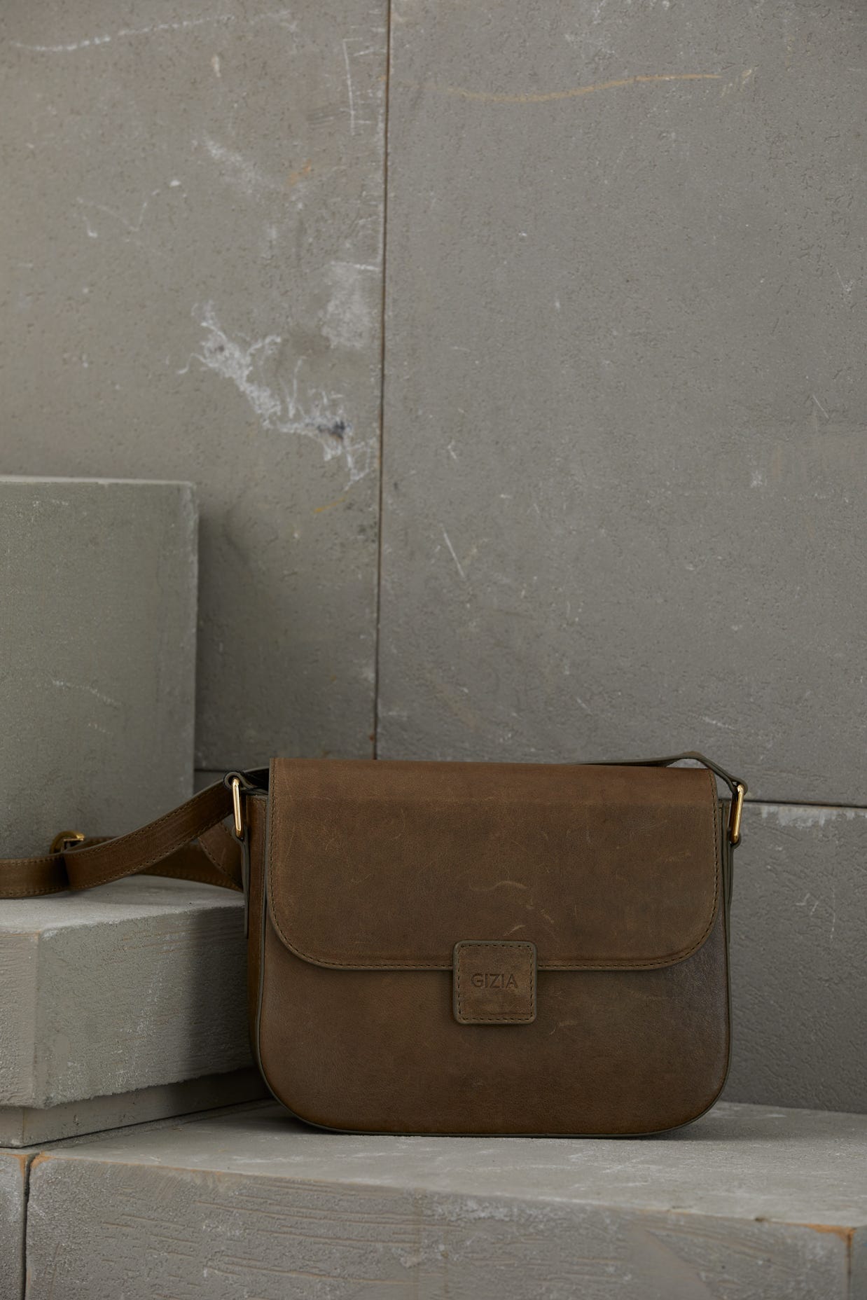 Ayarlanabilir Uzun Saplı Çıtçıt Kapamalı Haki Deri Çanta