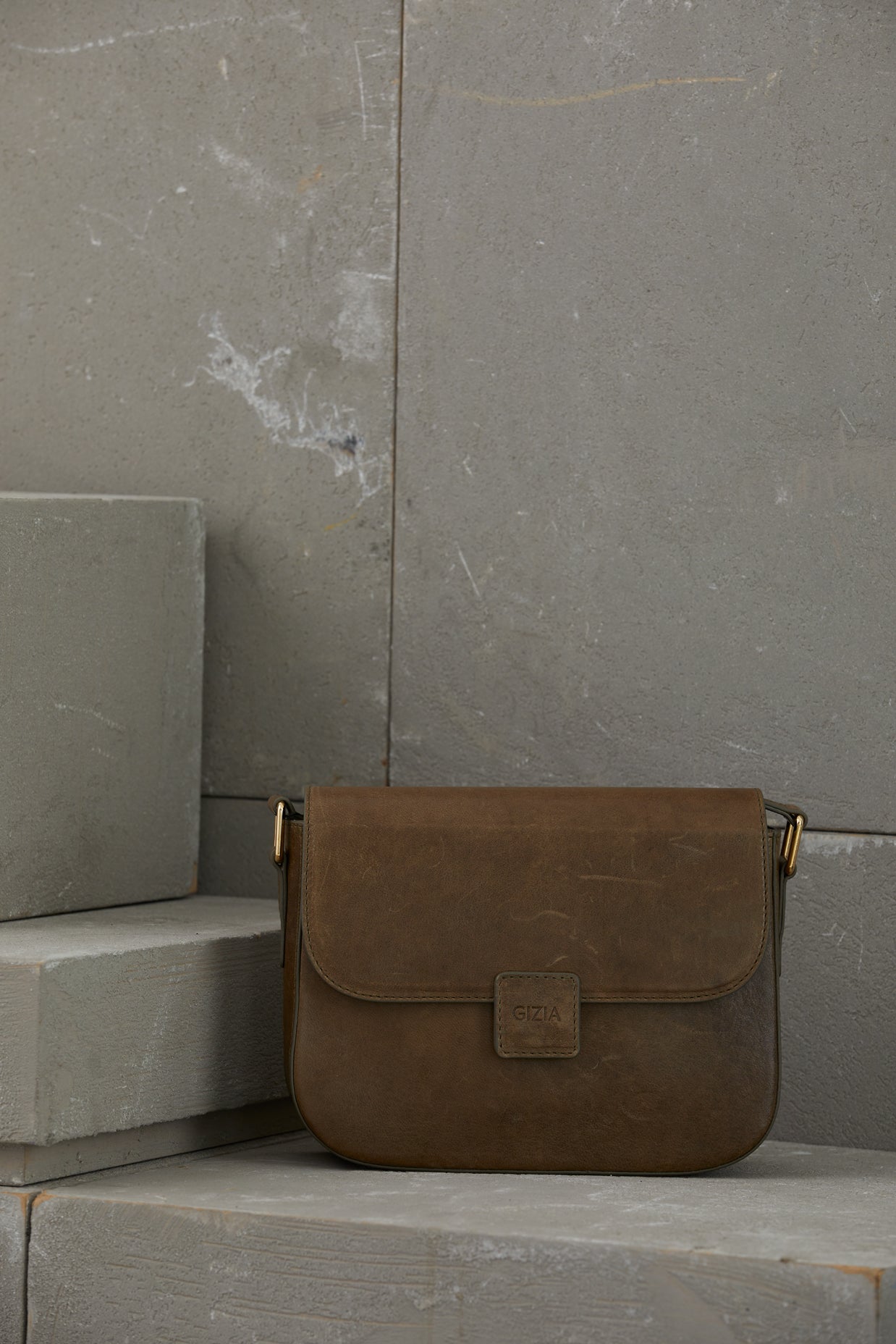 Ayarlanabilir Uzun Saplı Çıtçıt Kapamalı Haki Deri Çanta