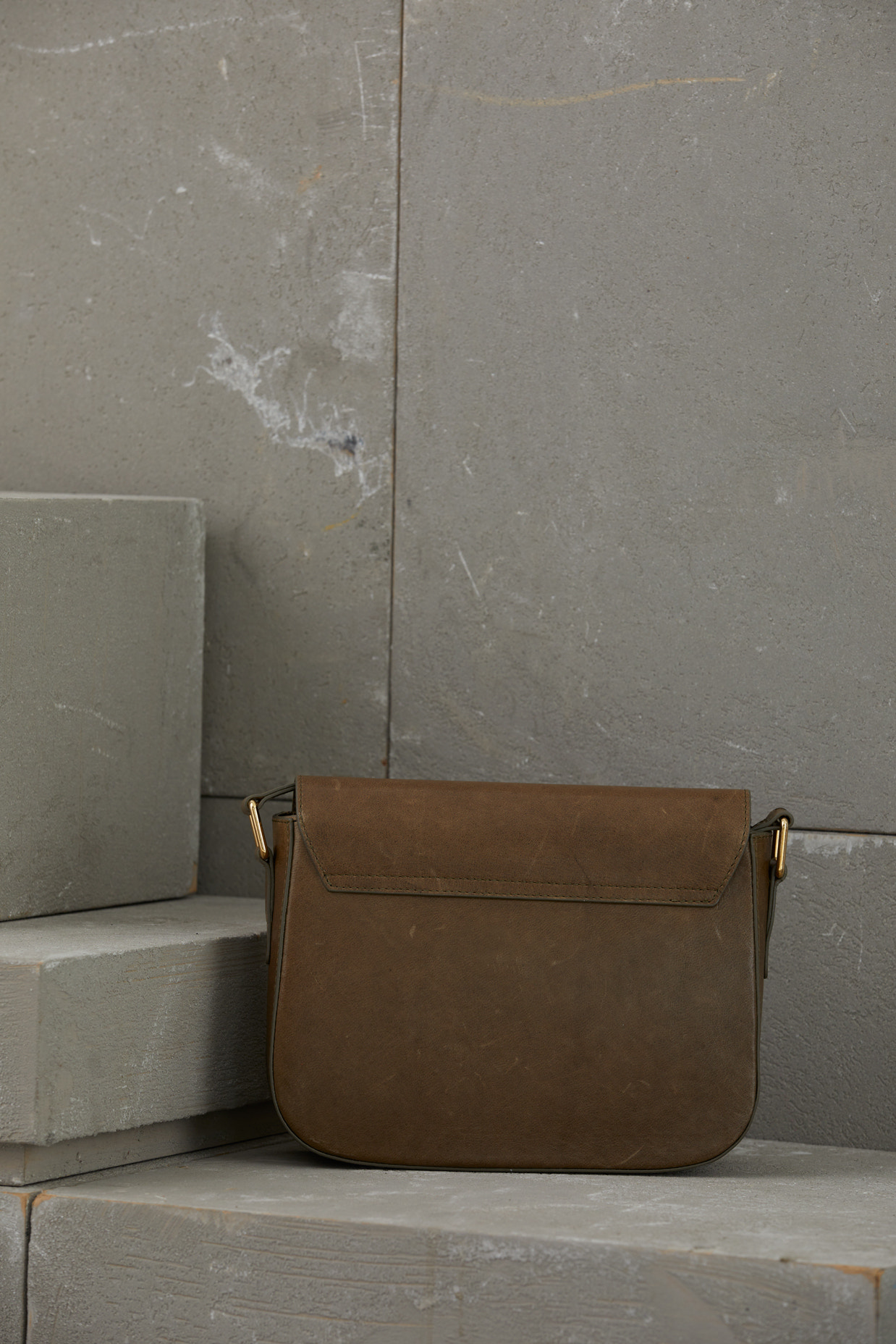 Ayarlanabilir Uzun Saplı Çıtçıt Kapamalı Haki Deri Çanta