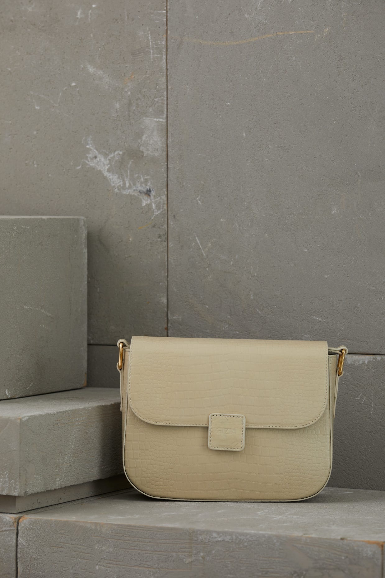 Ayarlanabilir Uzun Saplı Çıtçıt Kapamalı Haki Deri Çanta