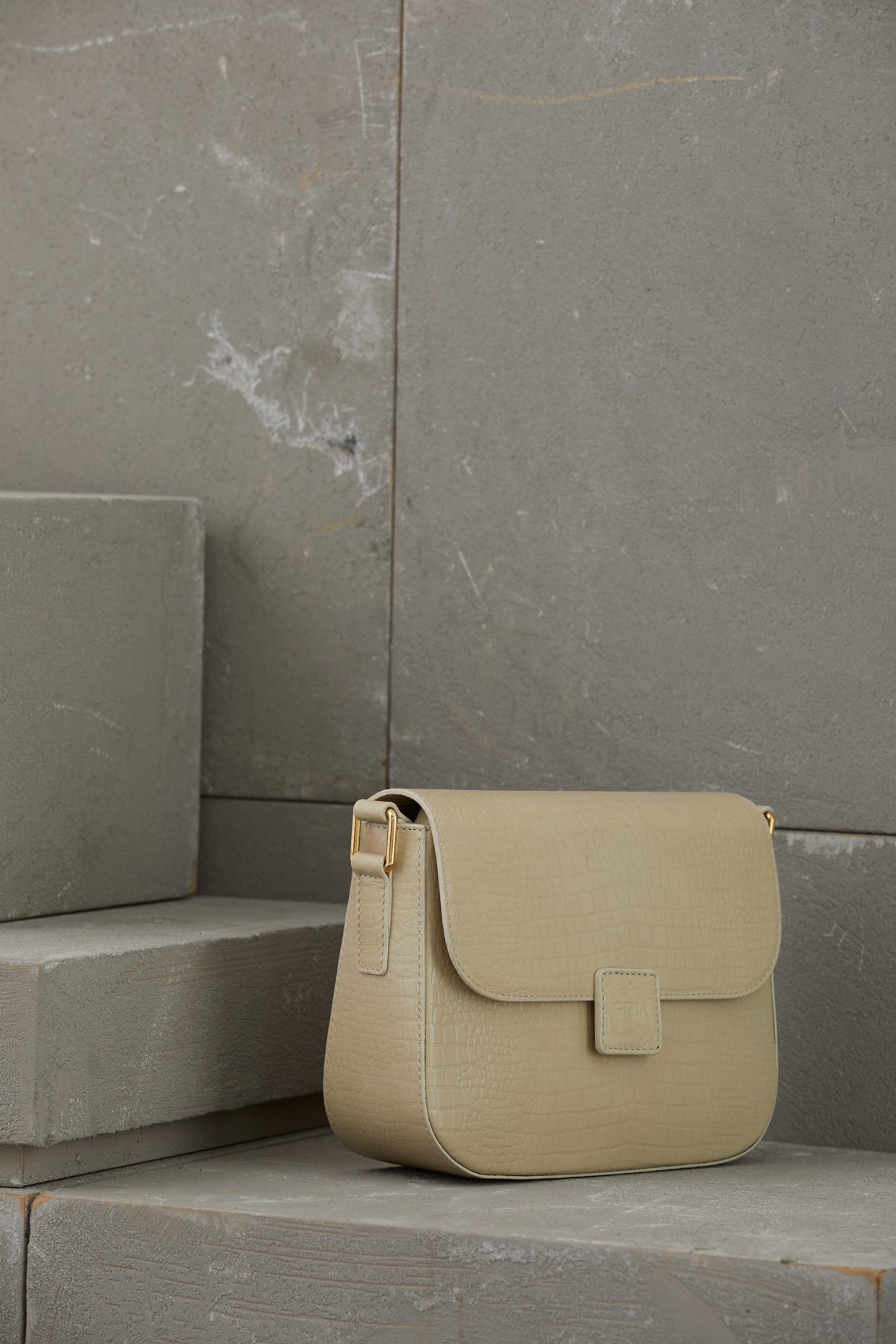 Ayarlanabilir Uzun Saplı Çıtçıt Kapamalı Haki Deri Çanta