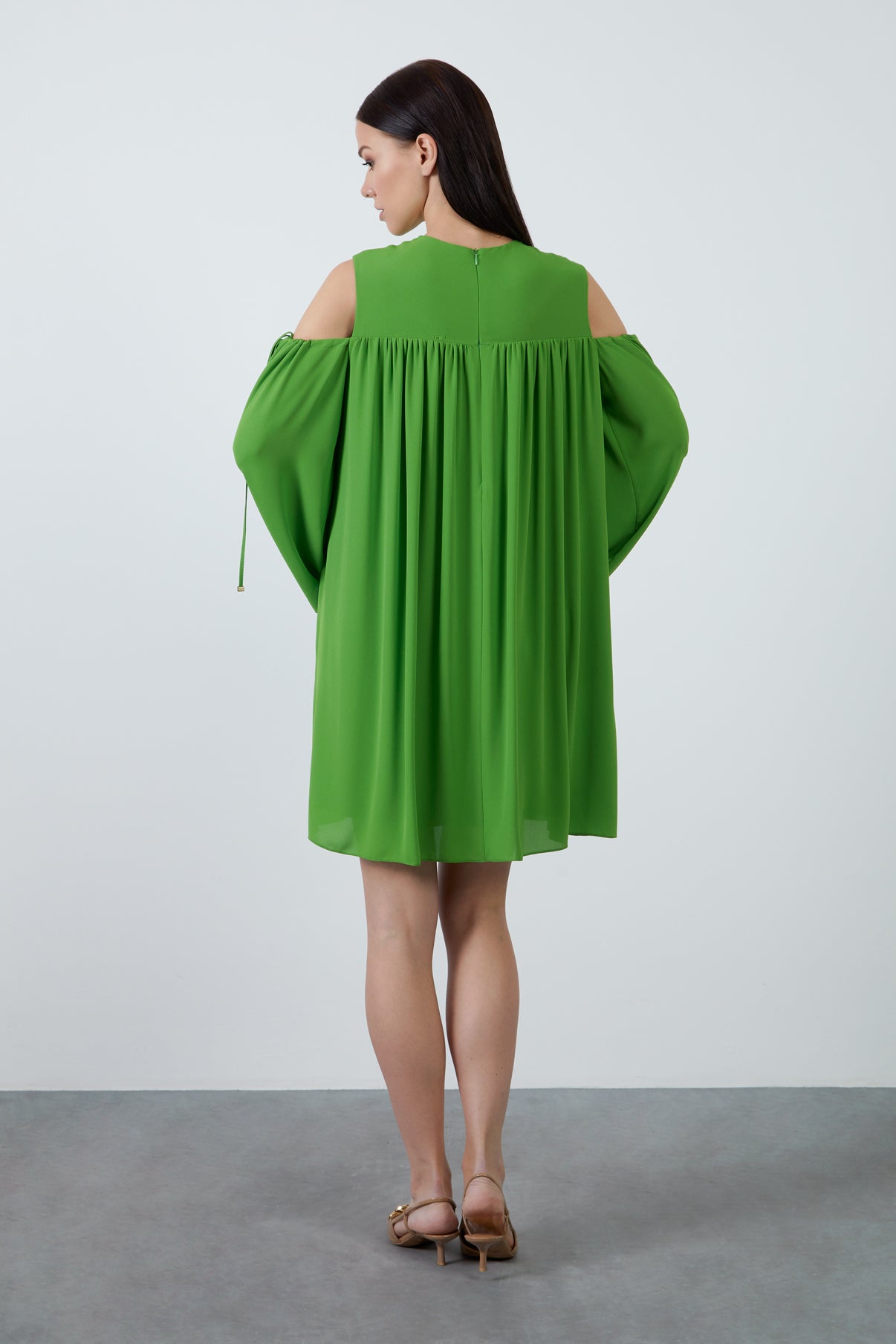 Omuzları Pencere Detaylı Göğüs Büzgülü Mini Elbise