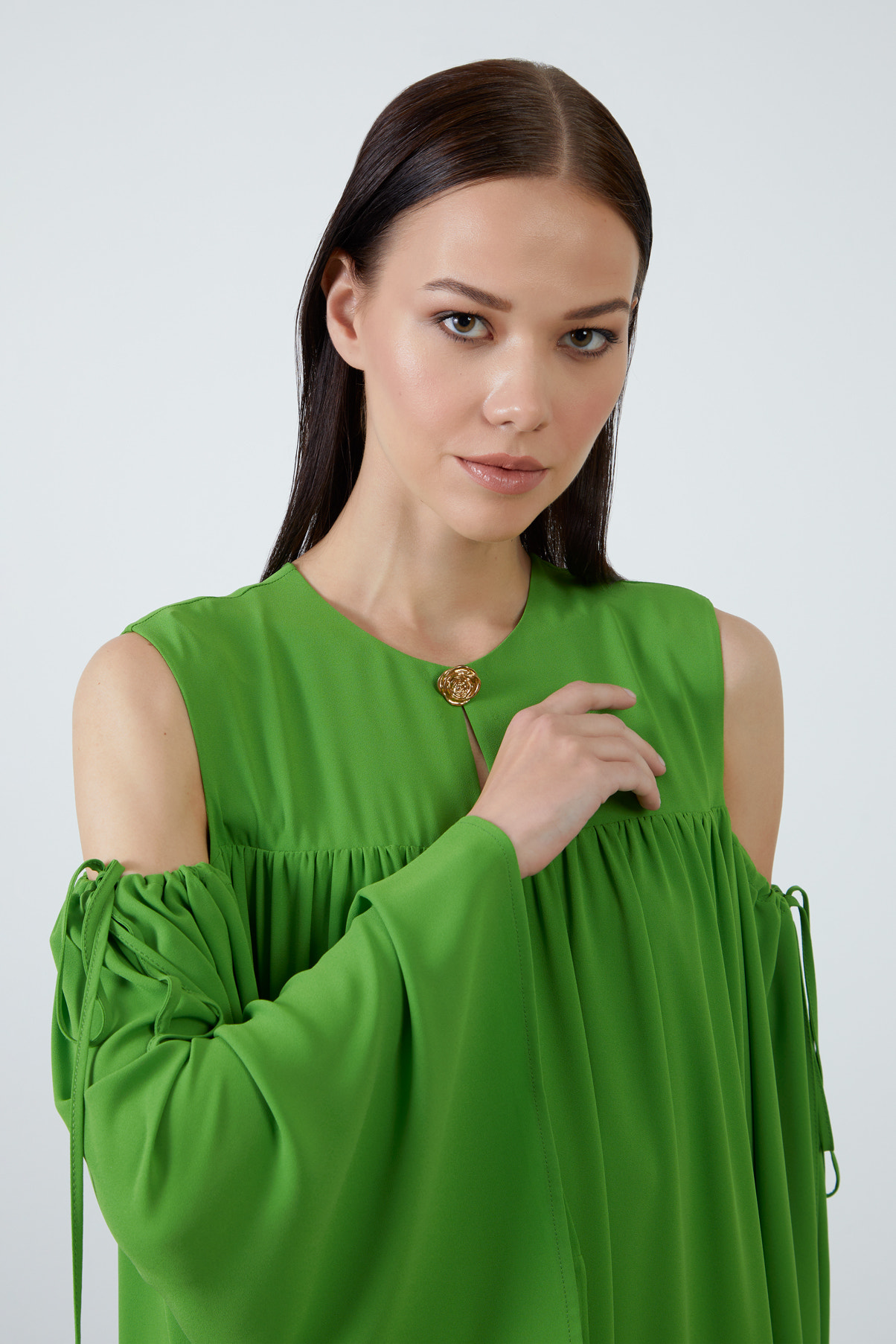 Omuzları Pencere Detaylı Göğüs Büzgülü Mini Elbise