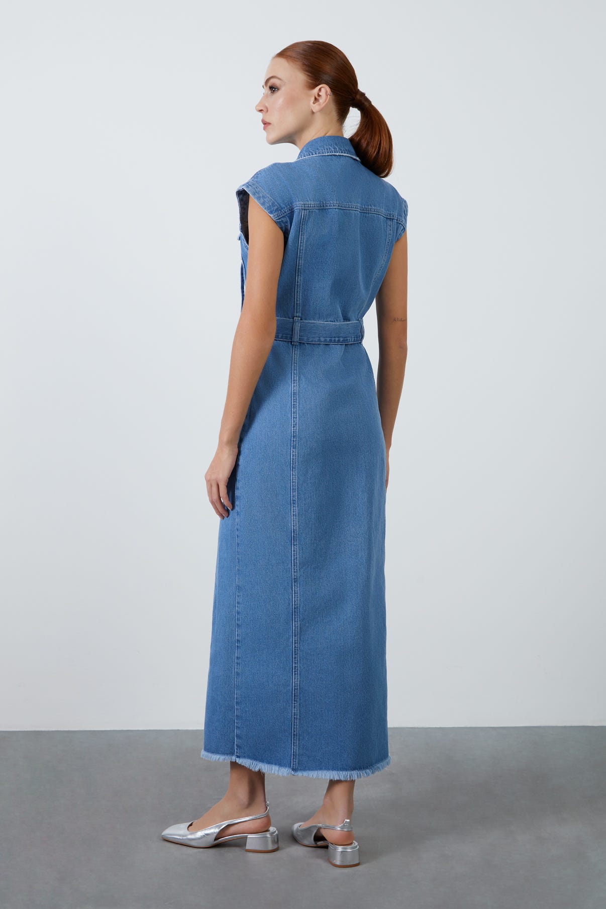 Metal Tokalı Kemerli Kolsuz Cepli Jean Maxi Elbise