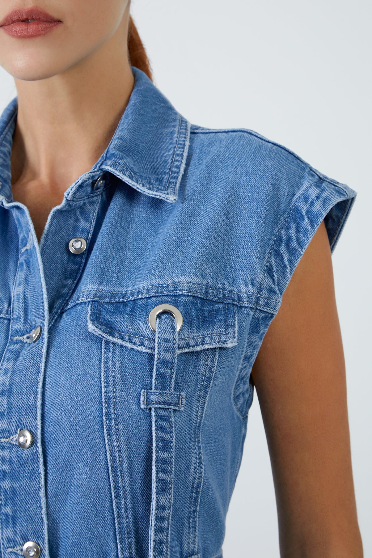 Metal Tokalı Kemerli Kolsuz Cepli Jean Elbise