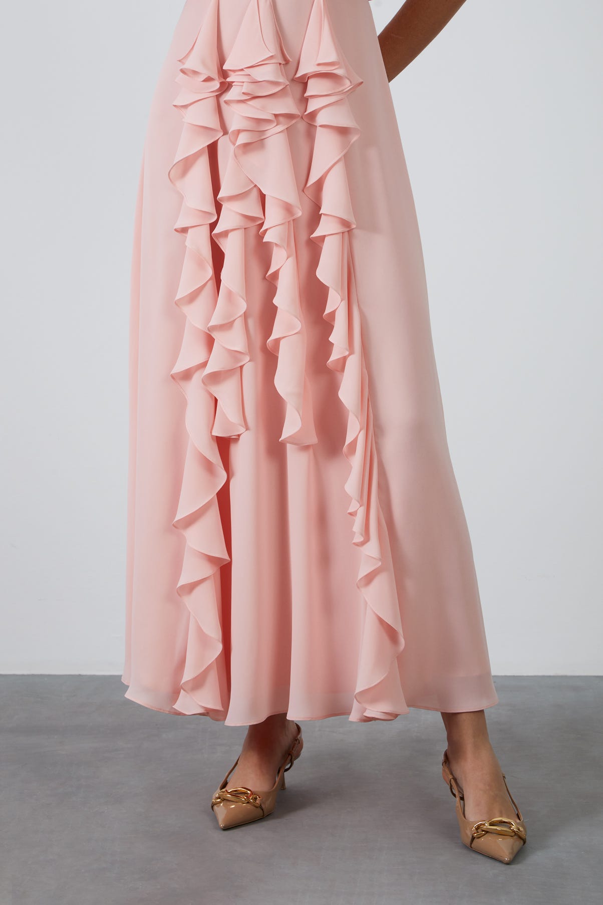 Sıfır Kol Üst Beden Büzgülü Eteği Volan Detaylı Maxi Elbise