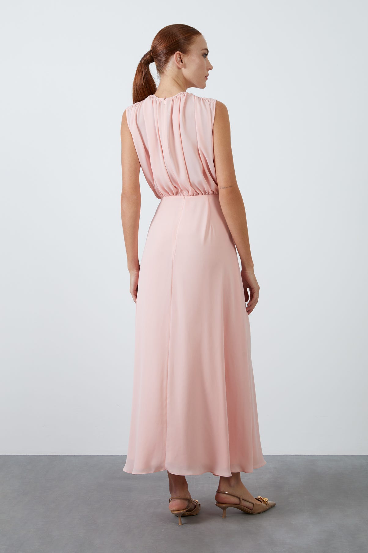 Sıfır Kol Üst Beden Büzgülü Eteği Volan Detaylı Maxi Elbise