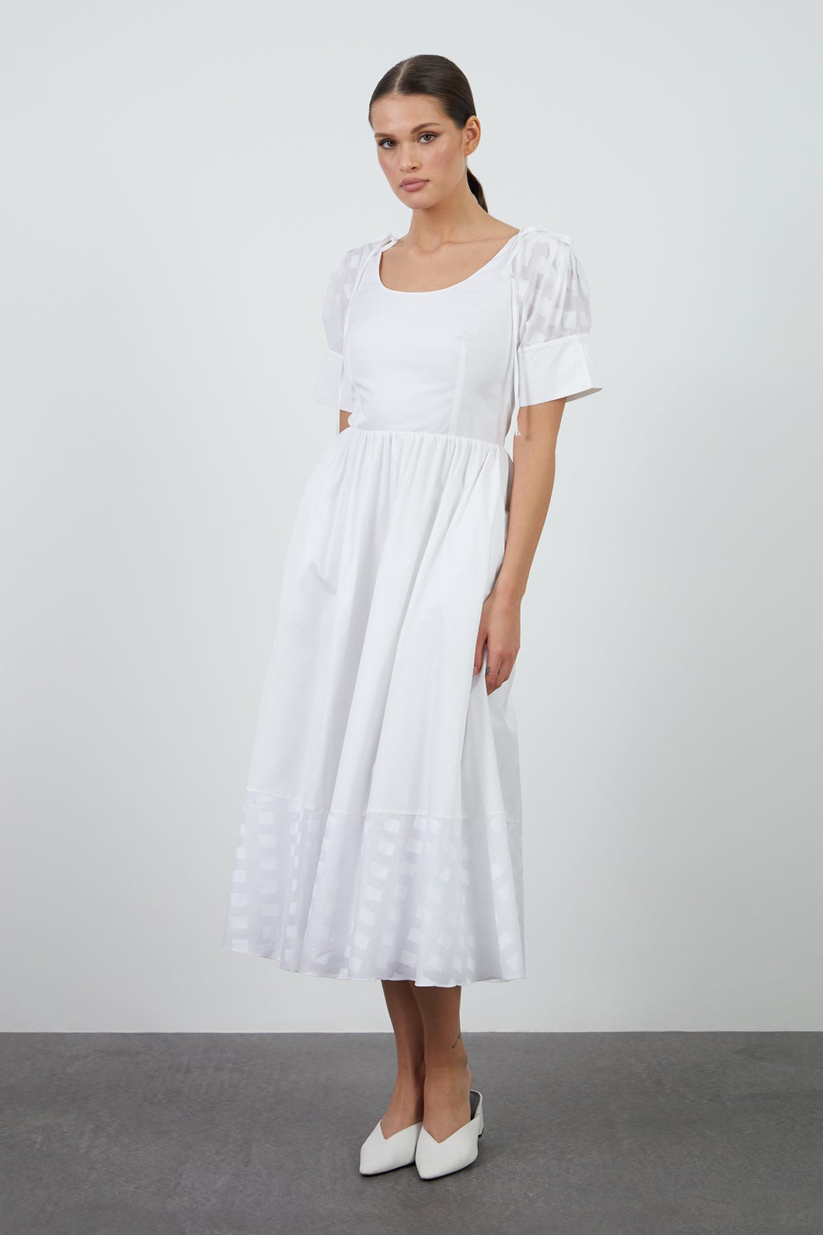 Kol Detaylı Bağucu İşlemeli Midi Boy Elbise