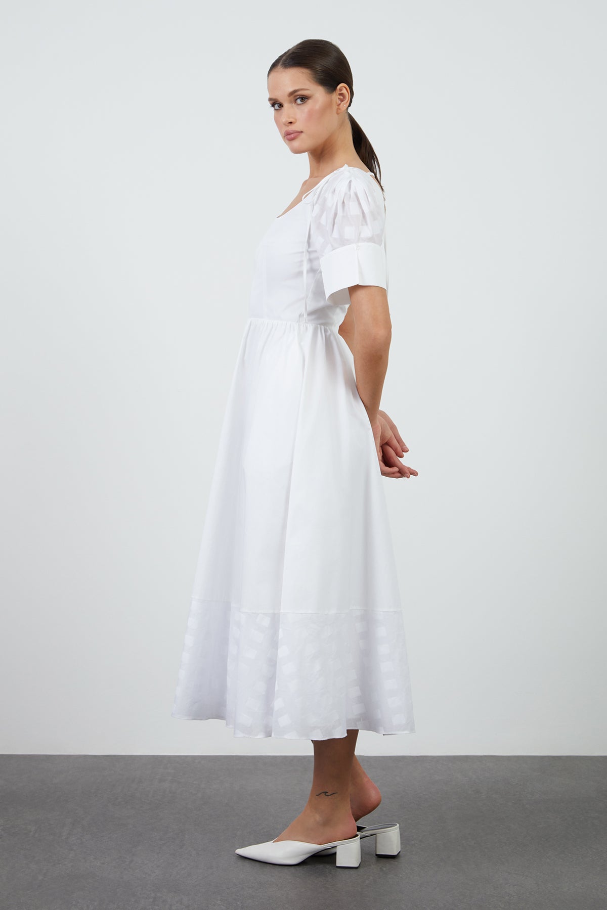 Kol Detaylı Bağucu İşlemeli Midi Boy Elbise