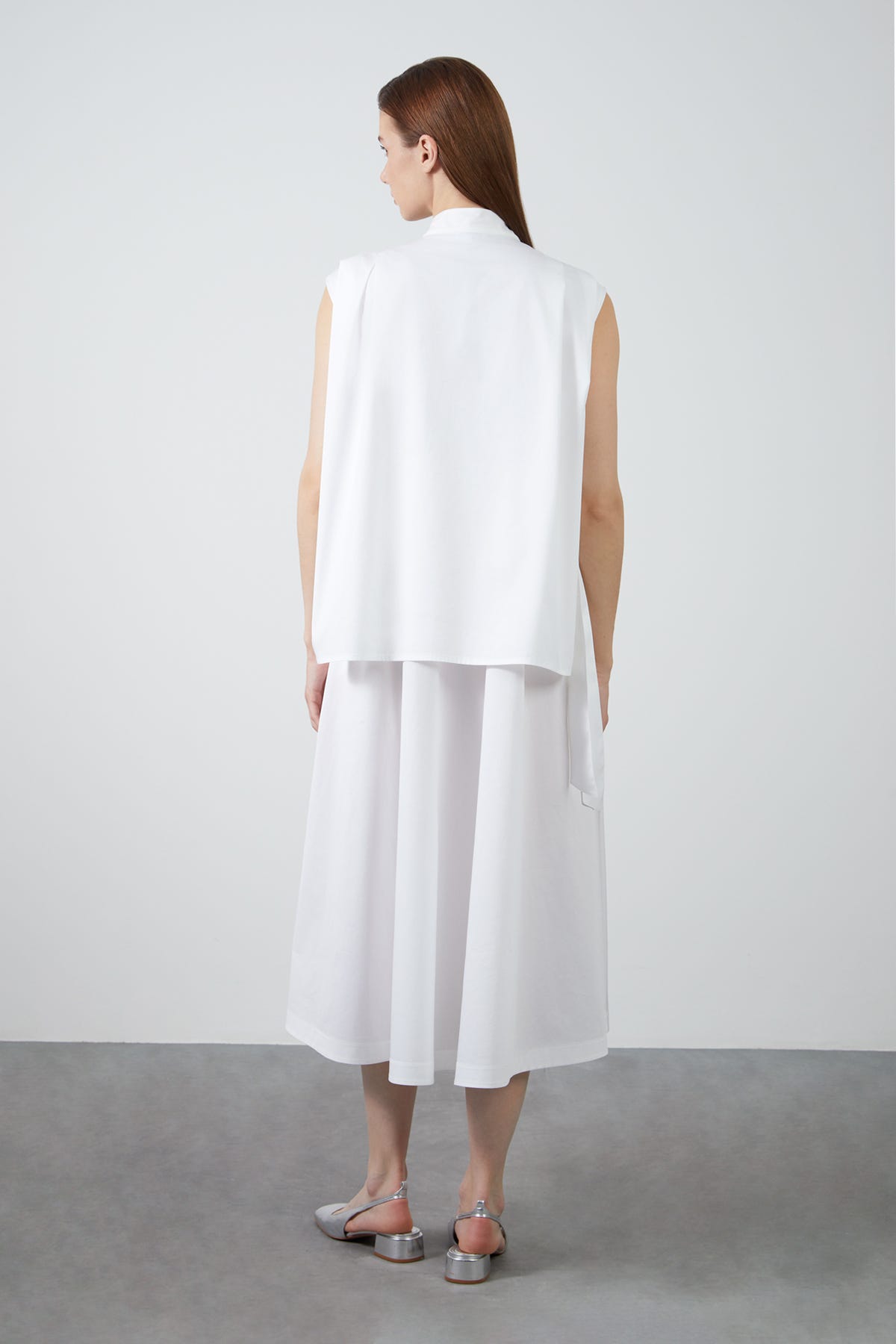 İşleme Detaylı Kolsuz Poplin Midi Elbise