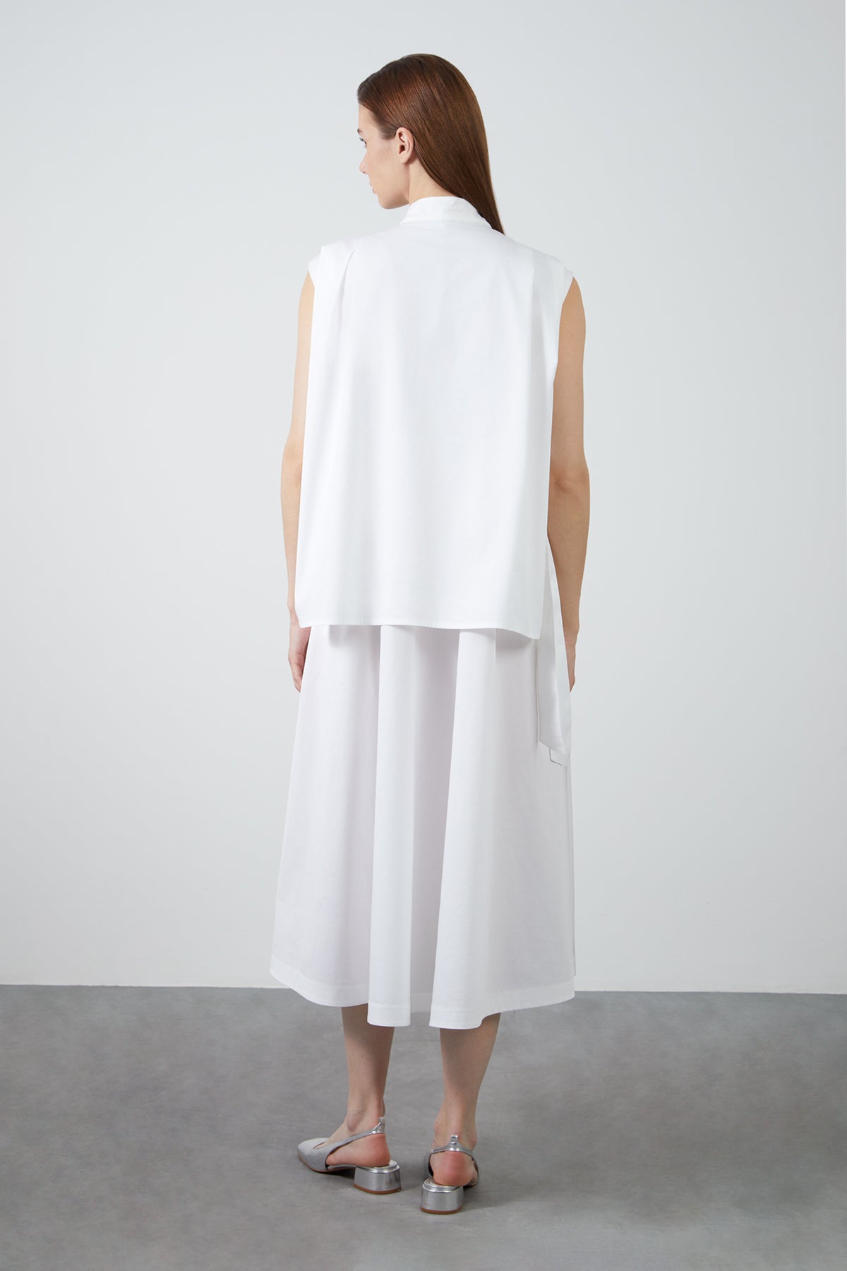 İşleme Detaylı Kolsuz Poplin Midi Elbise