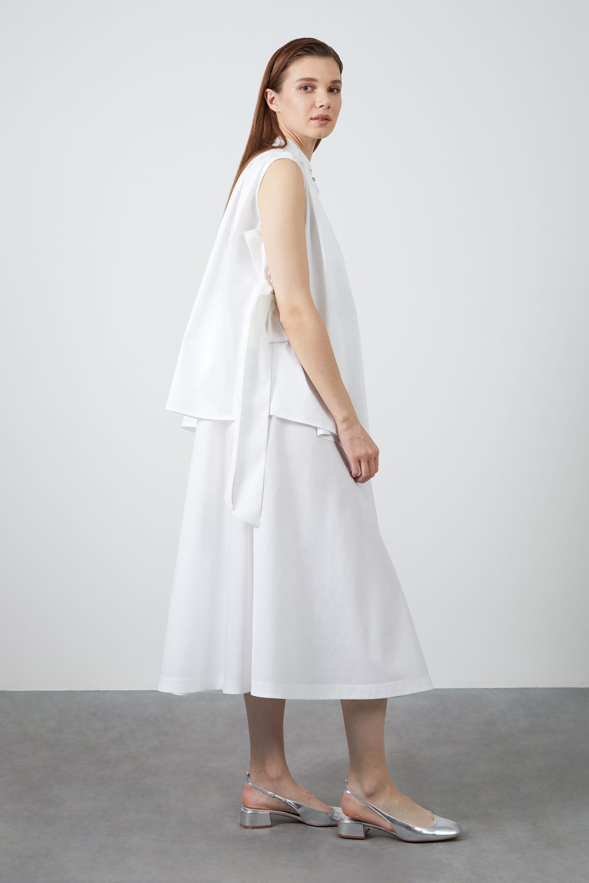 İşleme Detaylı Kolsuz Poplin Midi Elbise