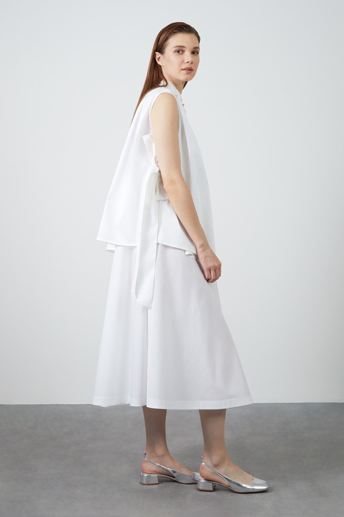 İşleme Detaylı Kolsuz Poplin Midi Elbise