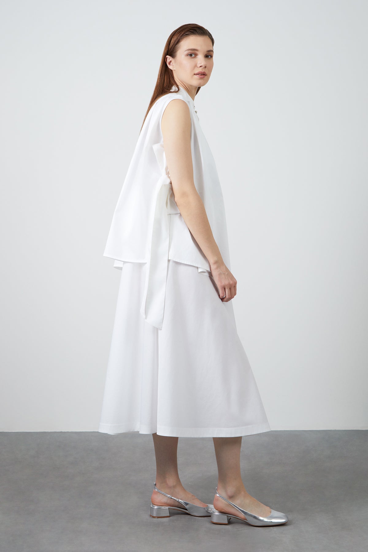 İşleme Detaylı Kolsuz Poplin Midi Elbise