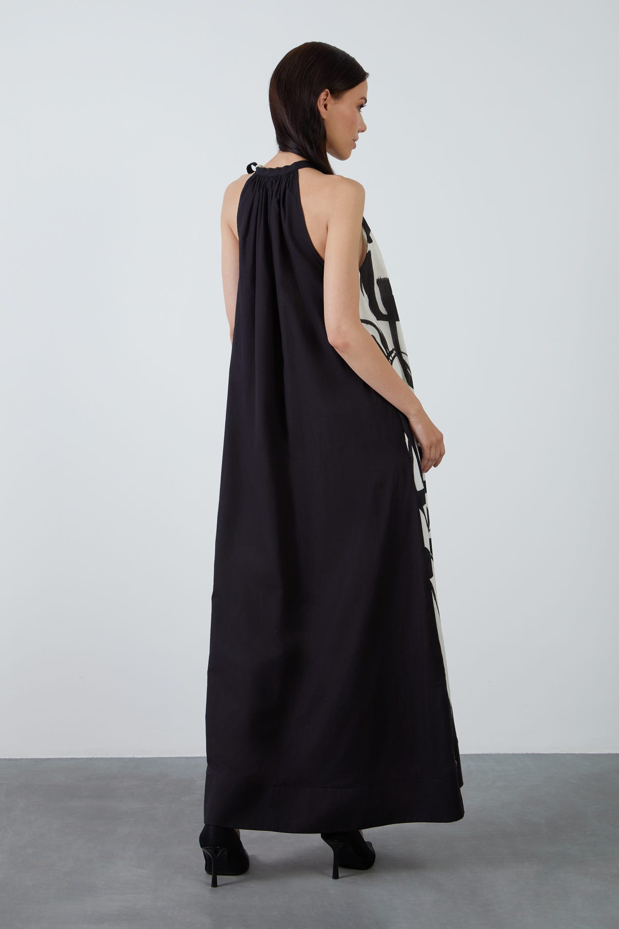 Halter Yaka Sıfır Kol Desenli Uzun Elbise