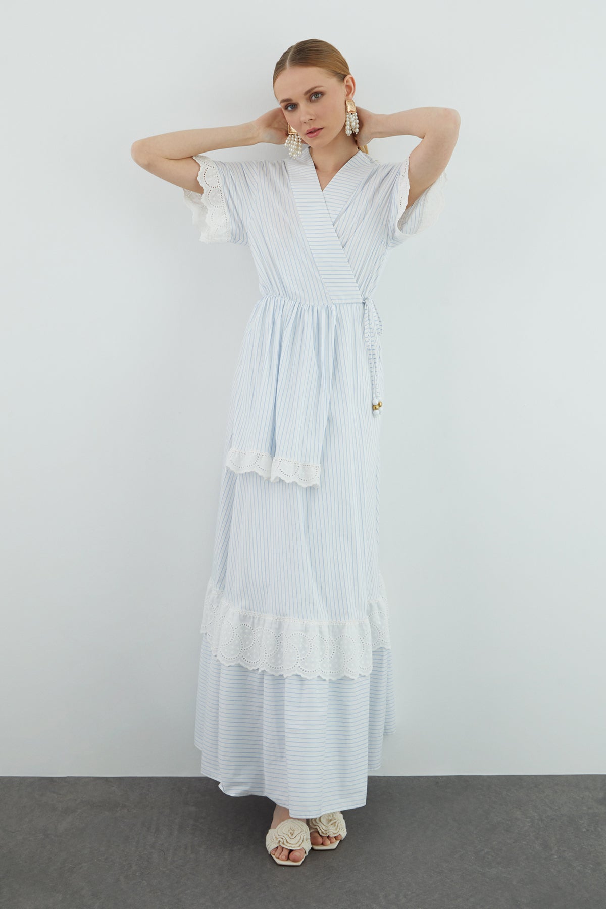 V Yaka Uzun İşlemeli Uzun Elbise