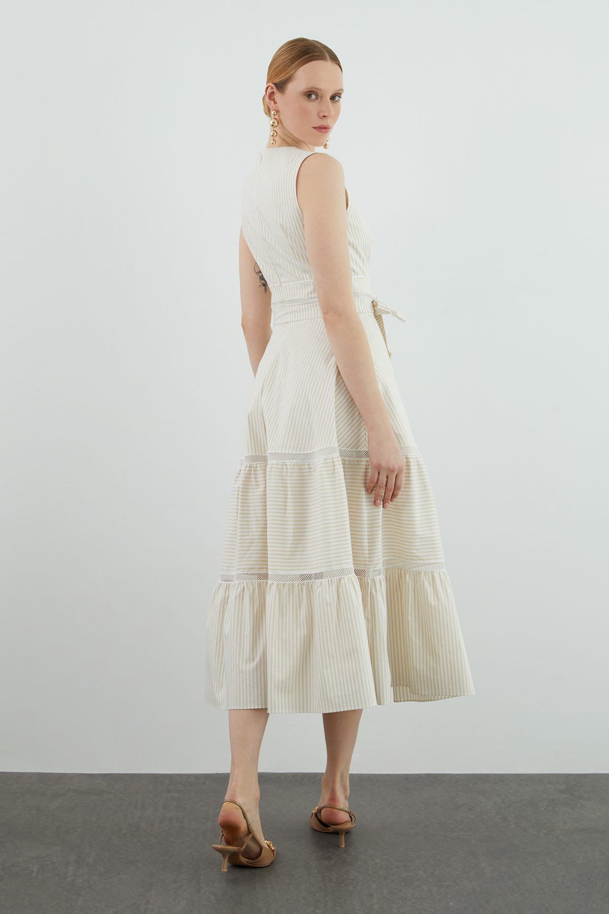 Dantel Detaylı Kolsuz Kuşaklı Poplin Midi Elbise