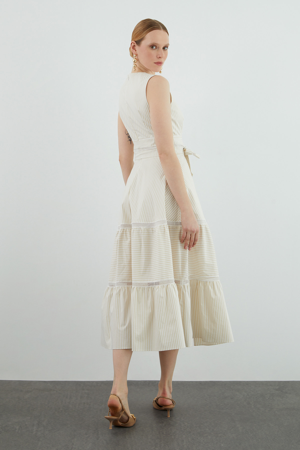 Dantel Detaylı Kolsuz Kuşaklı Poplin Midi Elbise