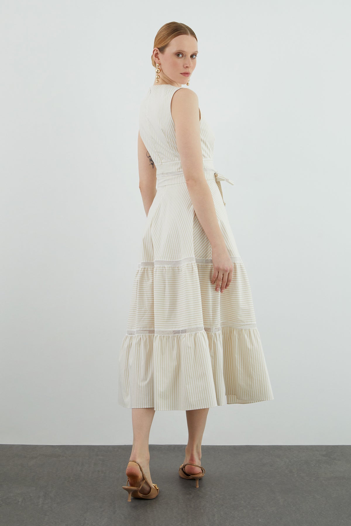 Dantel Detaylı Kolsuz Kuşaklı Poplin Midi Elbise