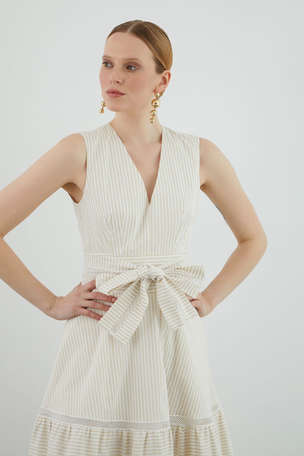 Dantel Detaylı Kolsuz Kuşaklı Poplin Midi Elbise