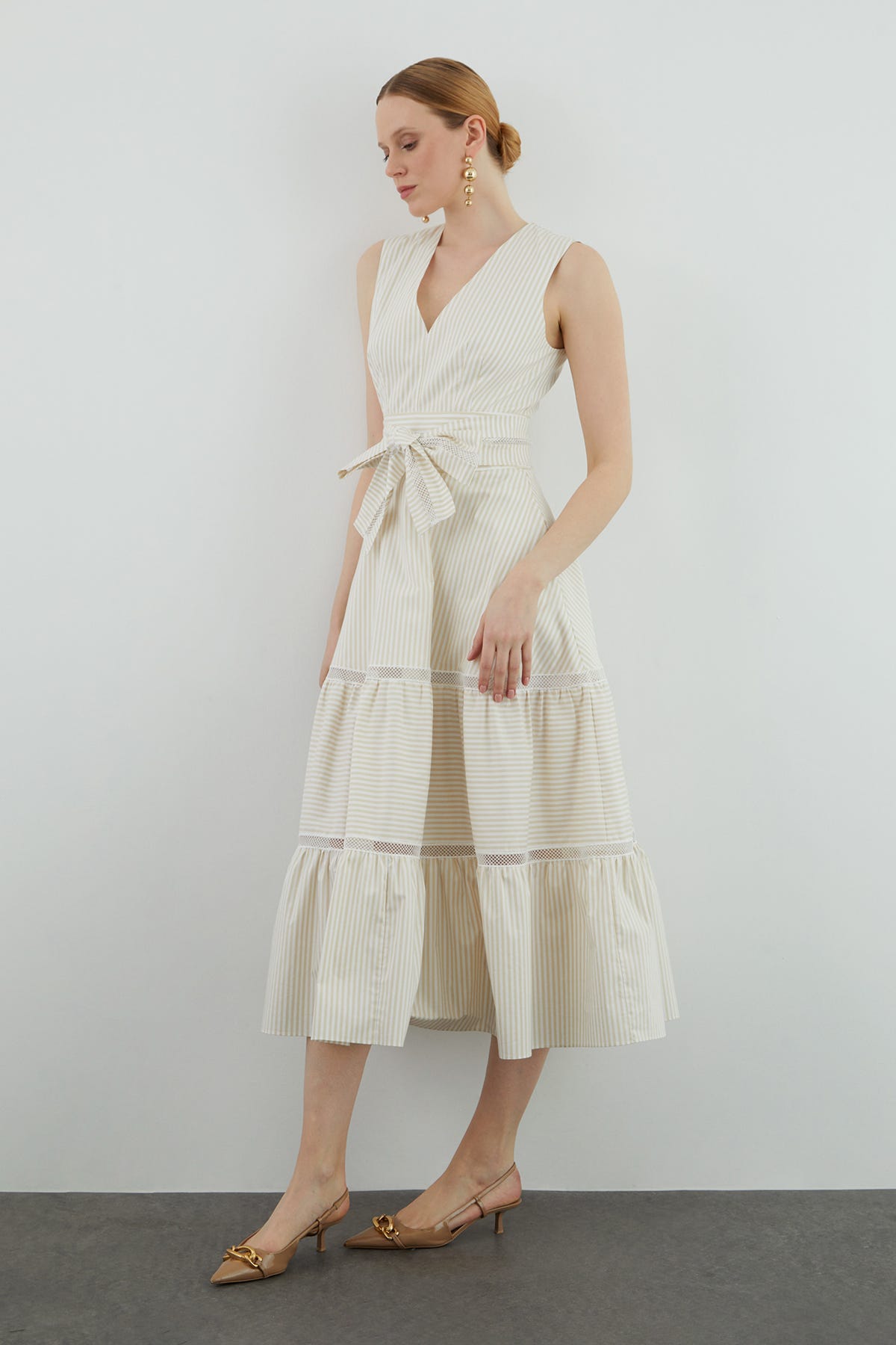 Dantel Detaylı Kolsuz Kuşaklı Poplin Midi Elbise