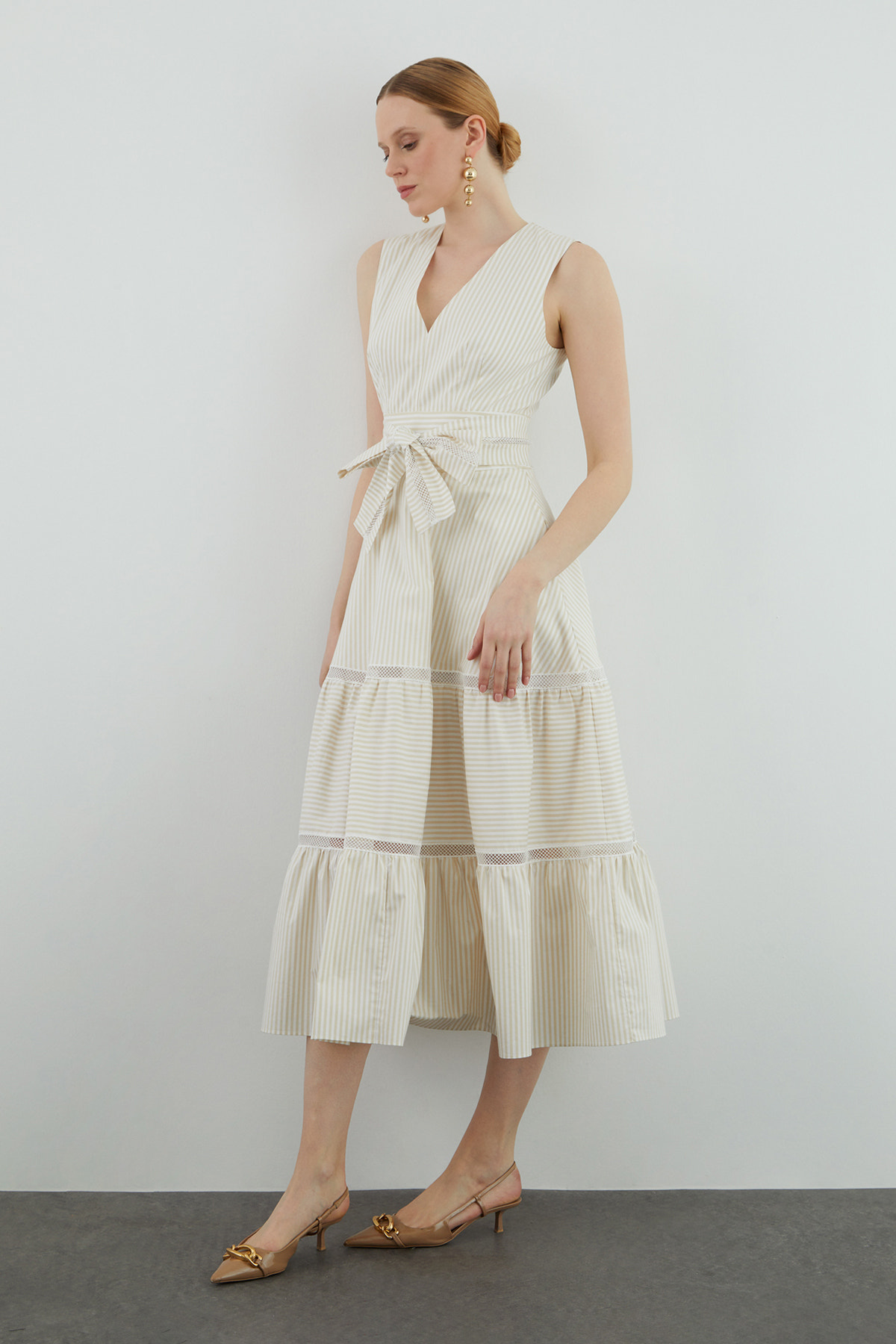 Dantel Detaylı Kolsuz Kuşaklı Poplin Midi Elbise