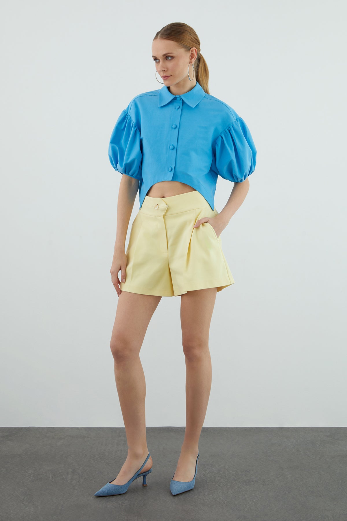 Kolları Büzgü Detaylı Crop Gömlek