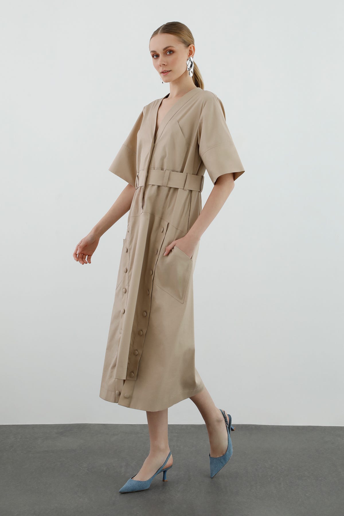 Düğme Detaylı Cepli Midi Elbise