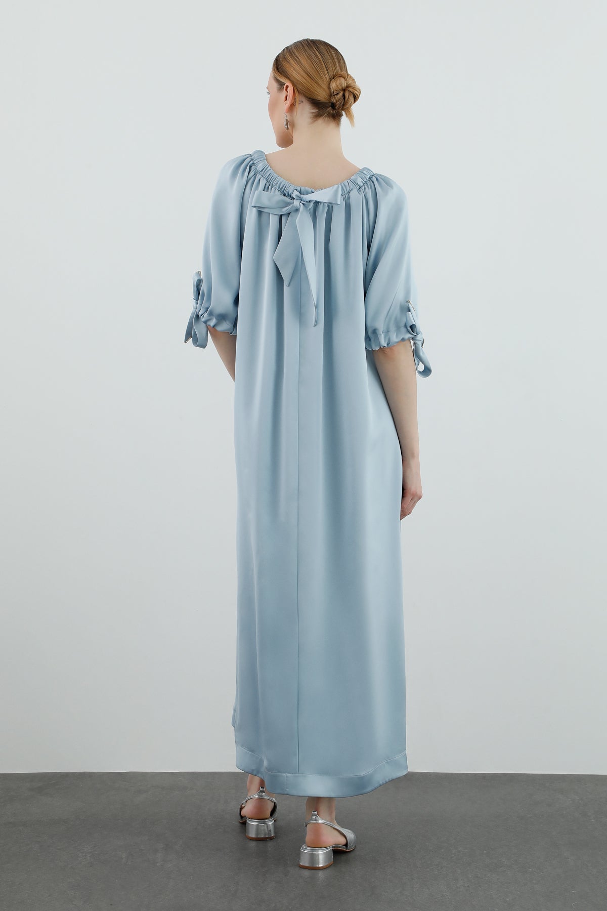 Yakası Lastikli Boncuk İşlemeli Astarlı Maxi Elbise