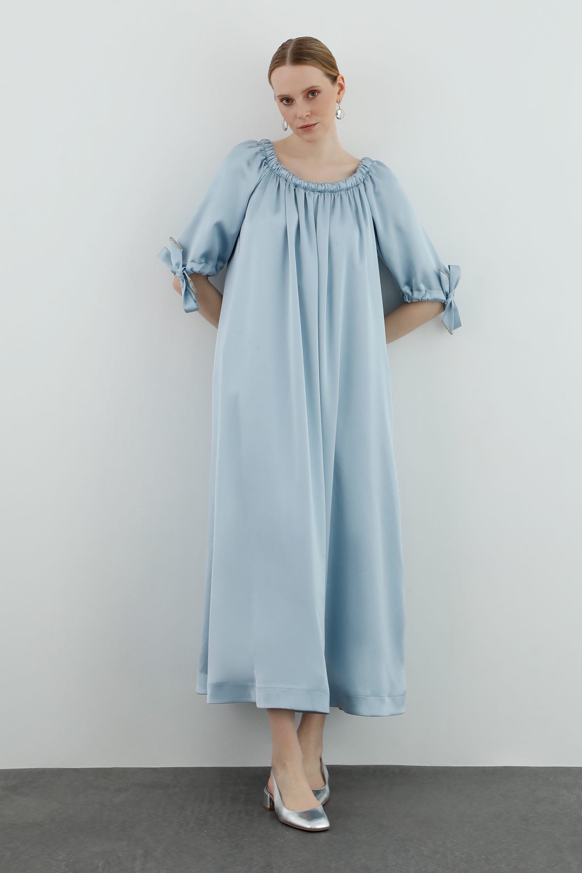 Yakası Lastikli Boncuk İşlemeli Astarlı Maxi Elbise