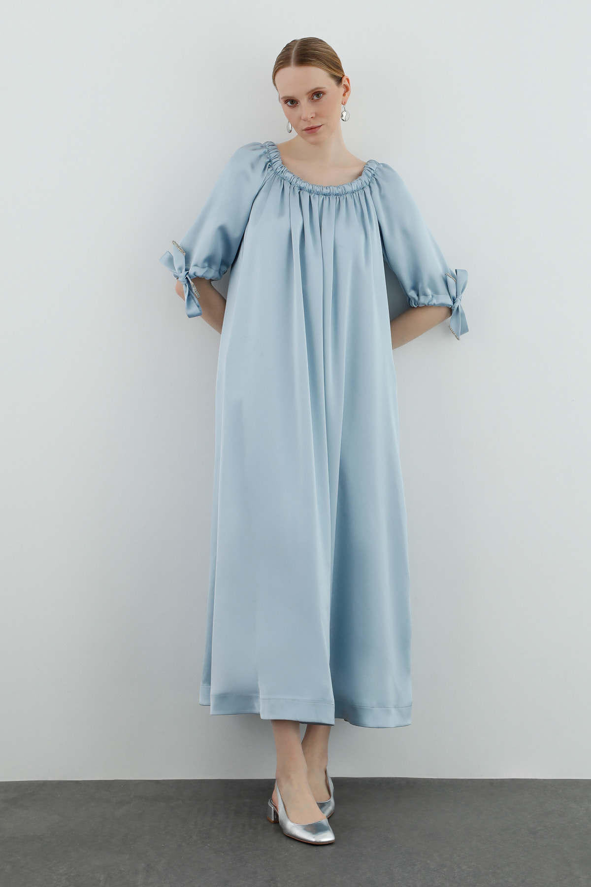 Yakası Lastikli Boncuk İşlemeli Astarlı Maxi Elbise