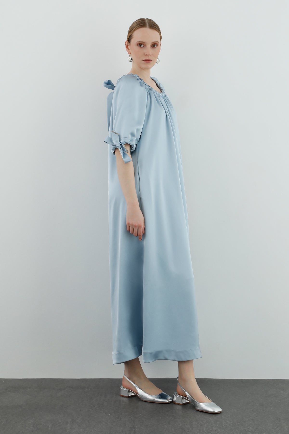 Yakası Lastikli Boncuk İşlemeli Astarlı Maxi Elbise