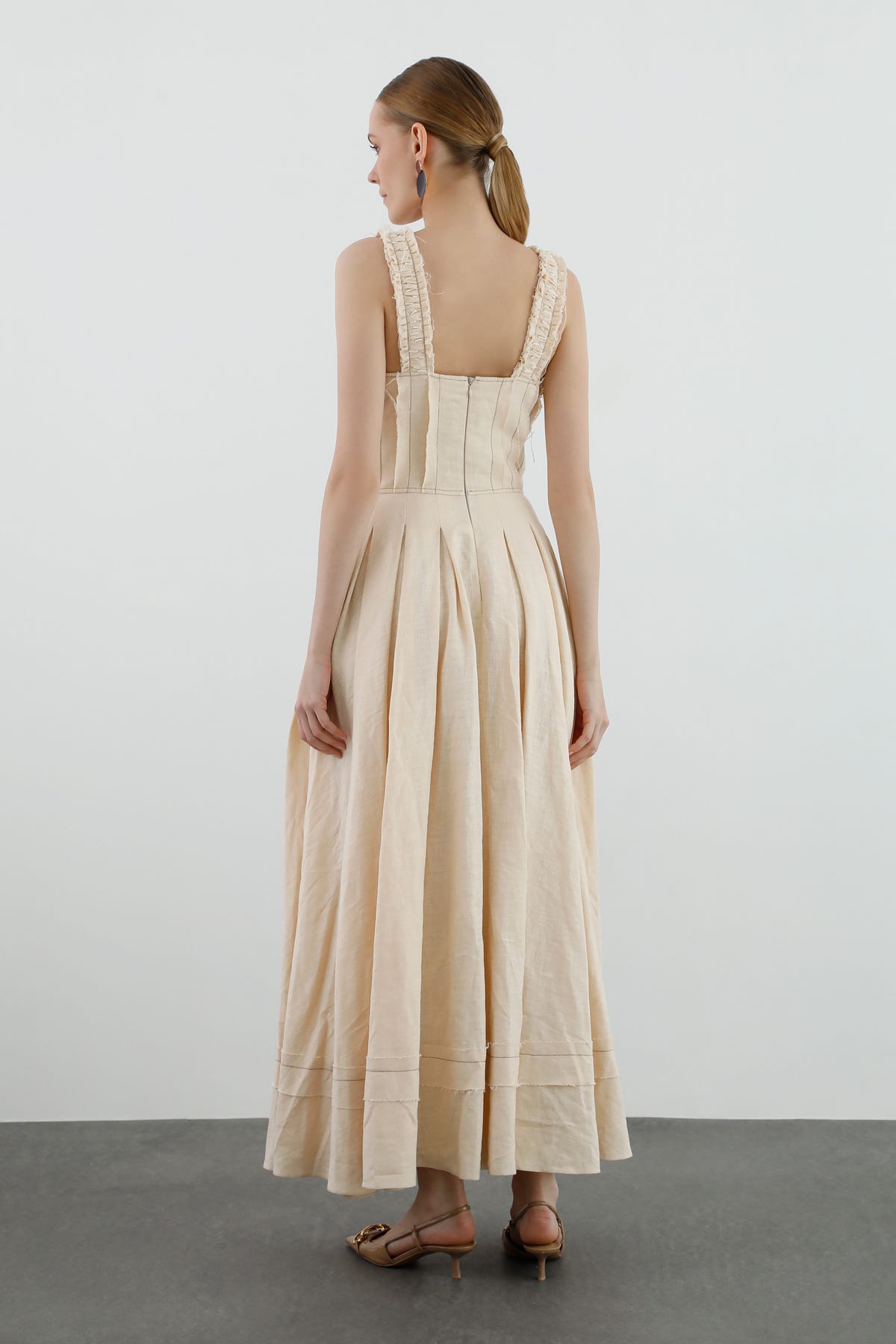 Askıları İşlemeli Eteği Pilikaşeli Uzun Elbise