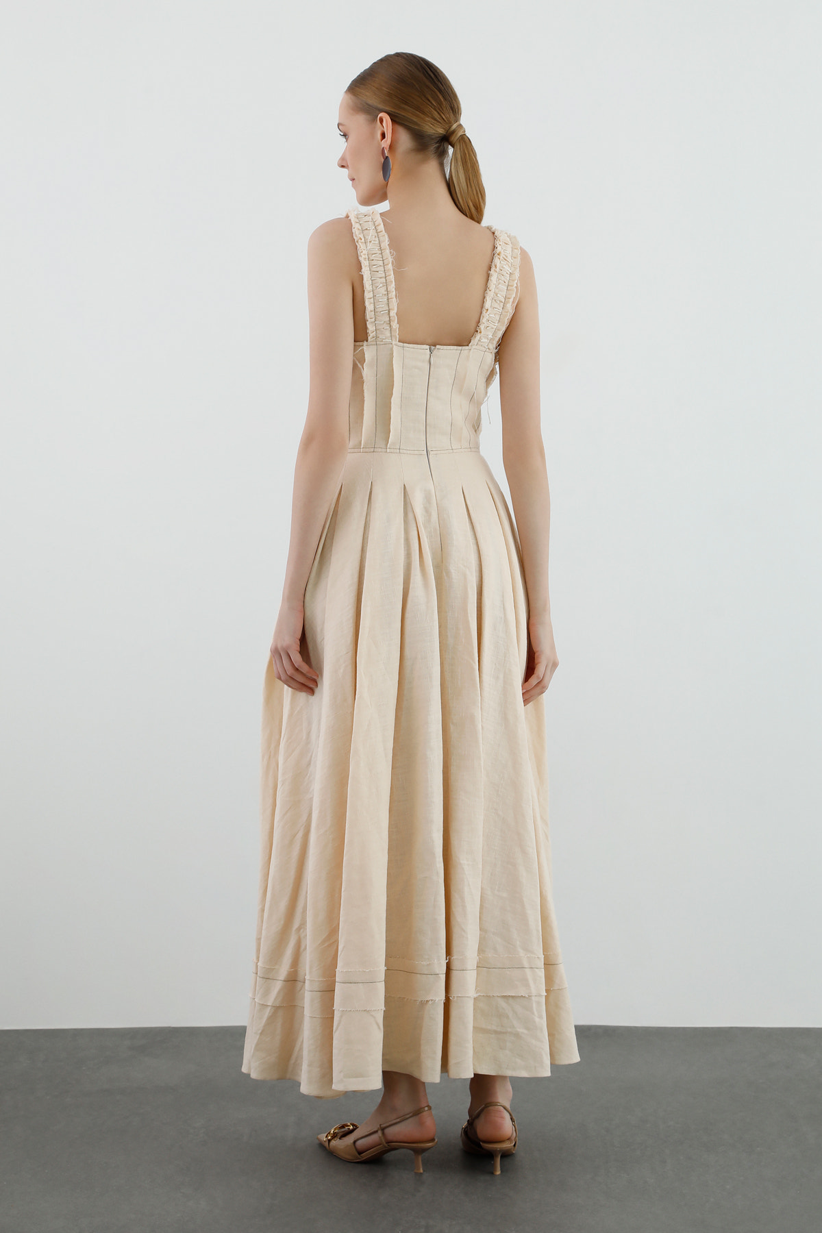 Askıları İşlemeli Eteği Pilikaşeli Uzun Elbise